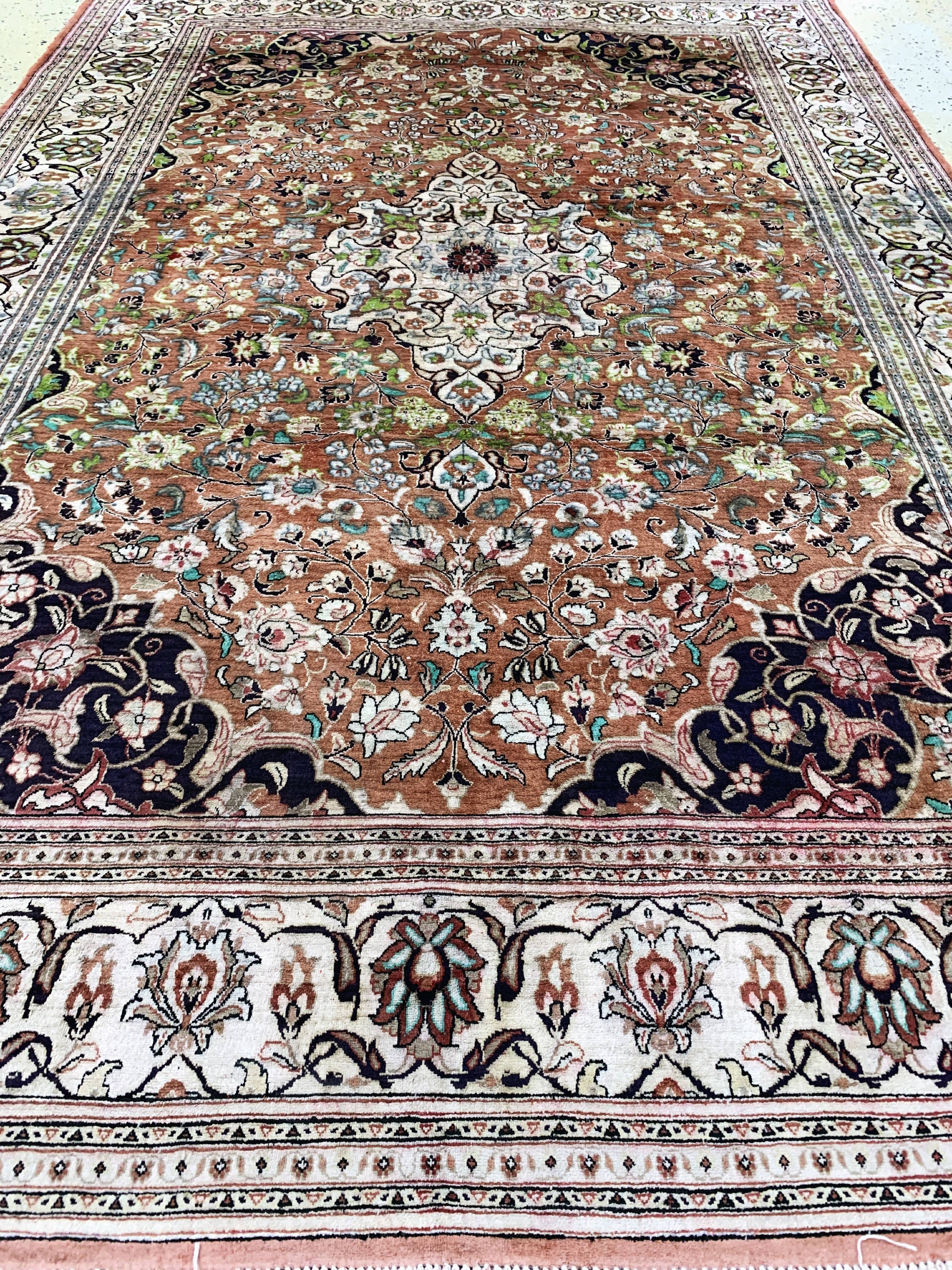 Detail e: Ghom Seide, Persien, Mitte 20.Jhd, reine Naturseide, ca. 203 x 137 cm, verfärbt, EHZ: 2