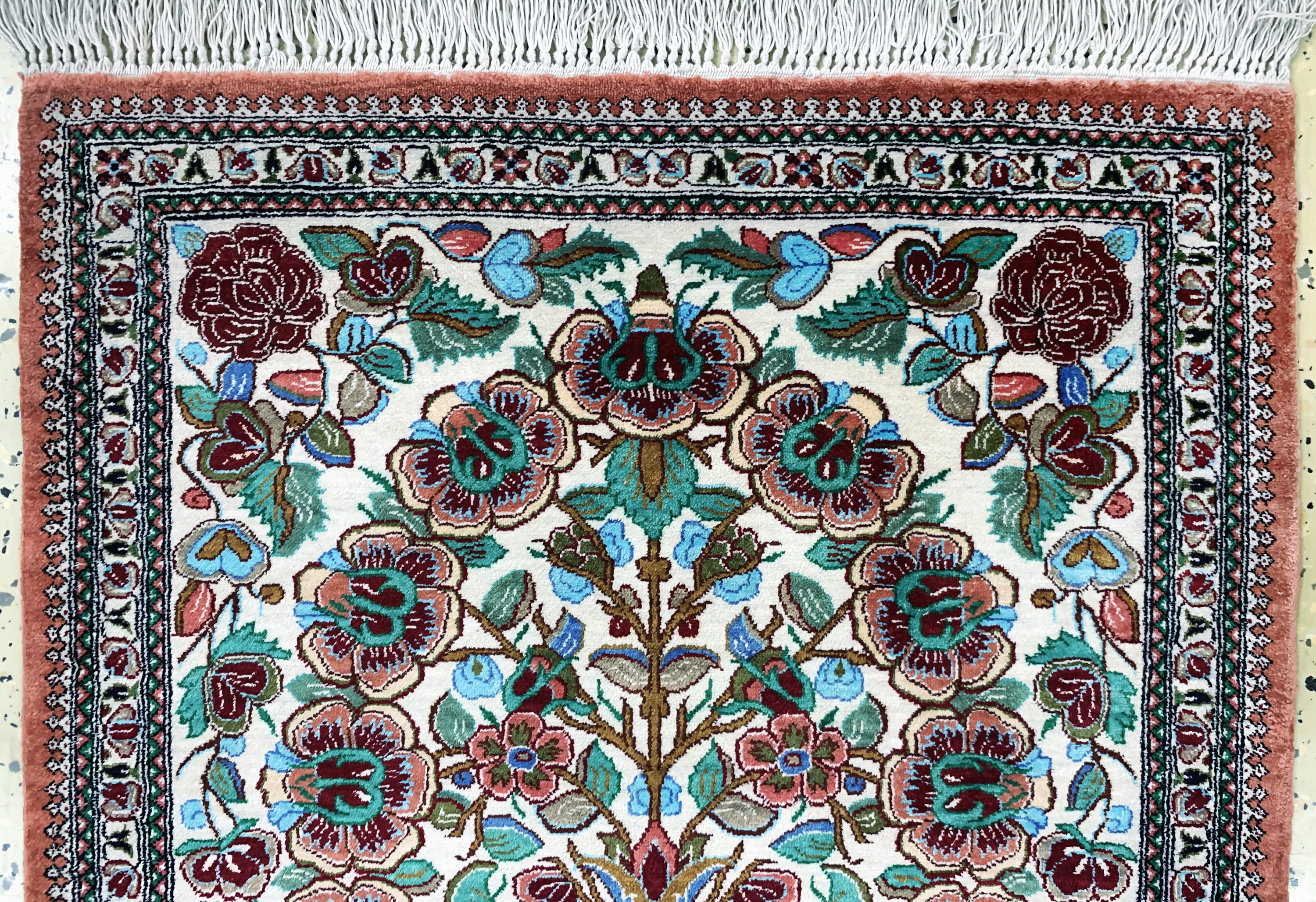 Detail a: Ghom Seide, Persien, Ende 20.Jhd, reine Naturseide, ca. 88 x 61 cm, EHZ: 2