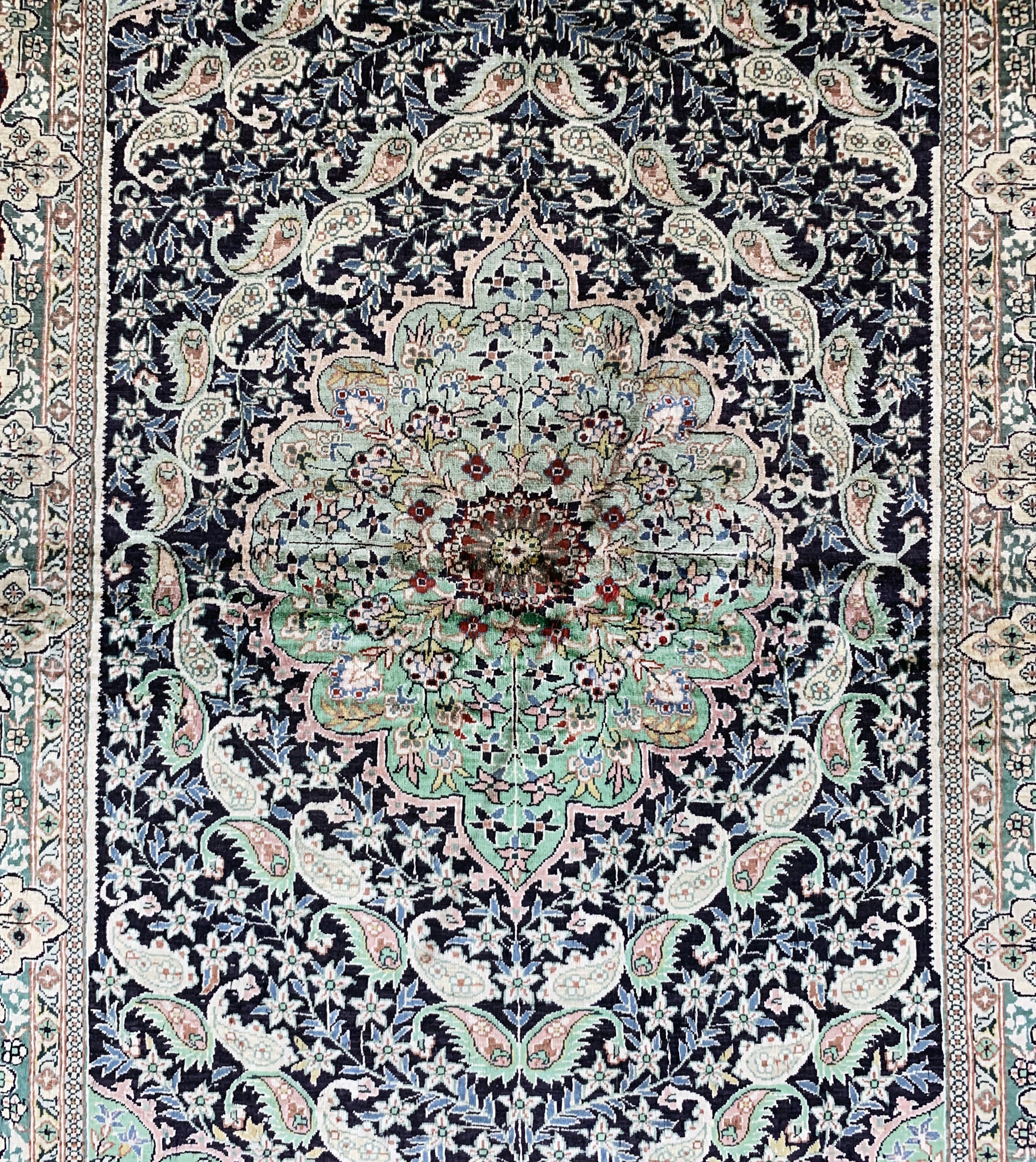 Detail b: Hereke Seide fein, China, Ende 20.Jhd, reine Naturseide, ca. 150 x 95 cm, ca. 1,0 Mio. Kn/qm, EHZ: 2