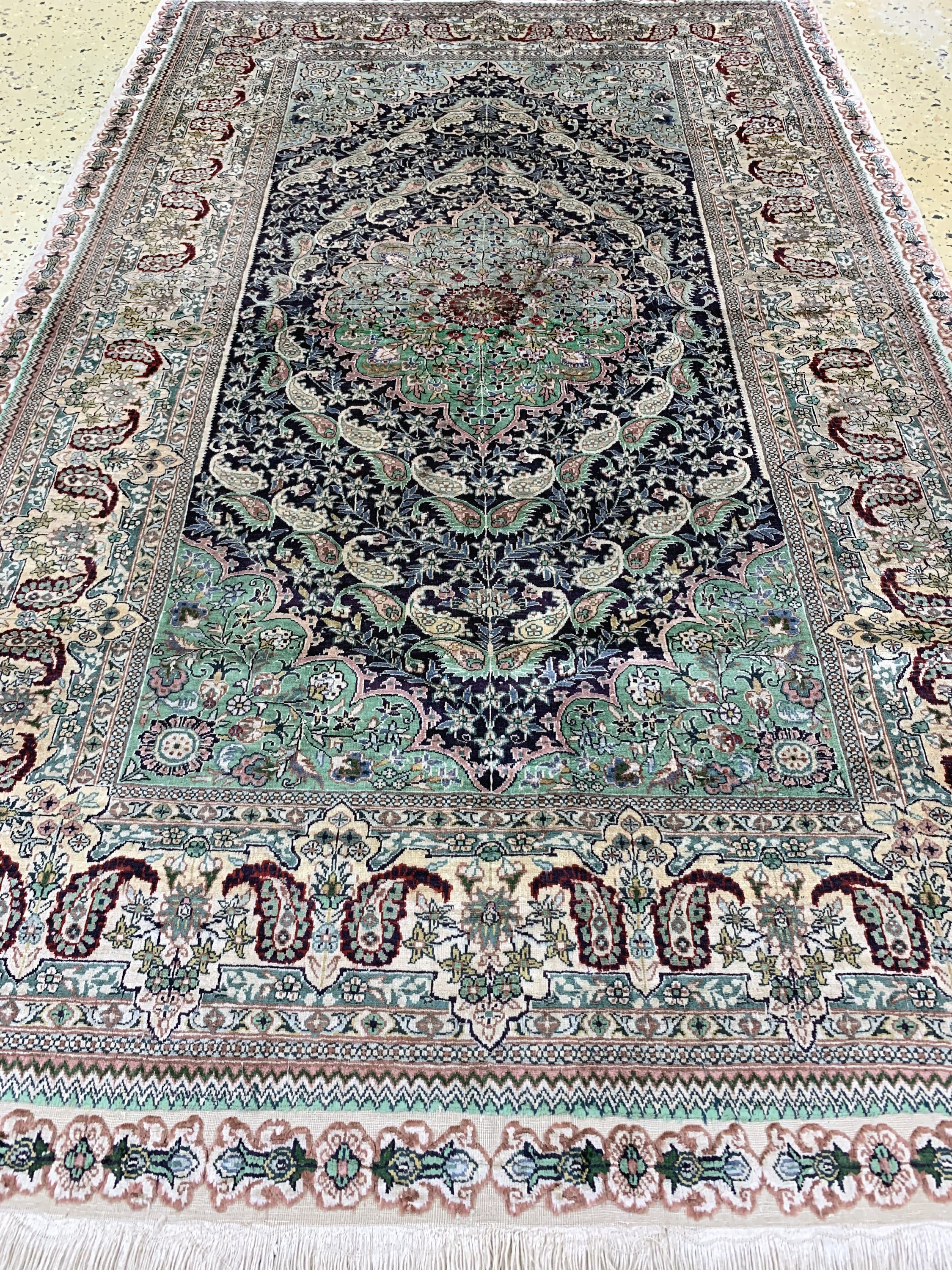 Detail d: Hereke Seide fein, China, Ende 20.Jhd, reine Naturseide, ca. 150 x 95 cm, ca. 1,0 Mio. Kn/qm, EHZ: 2