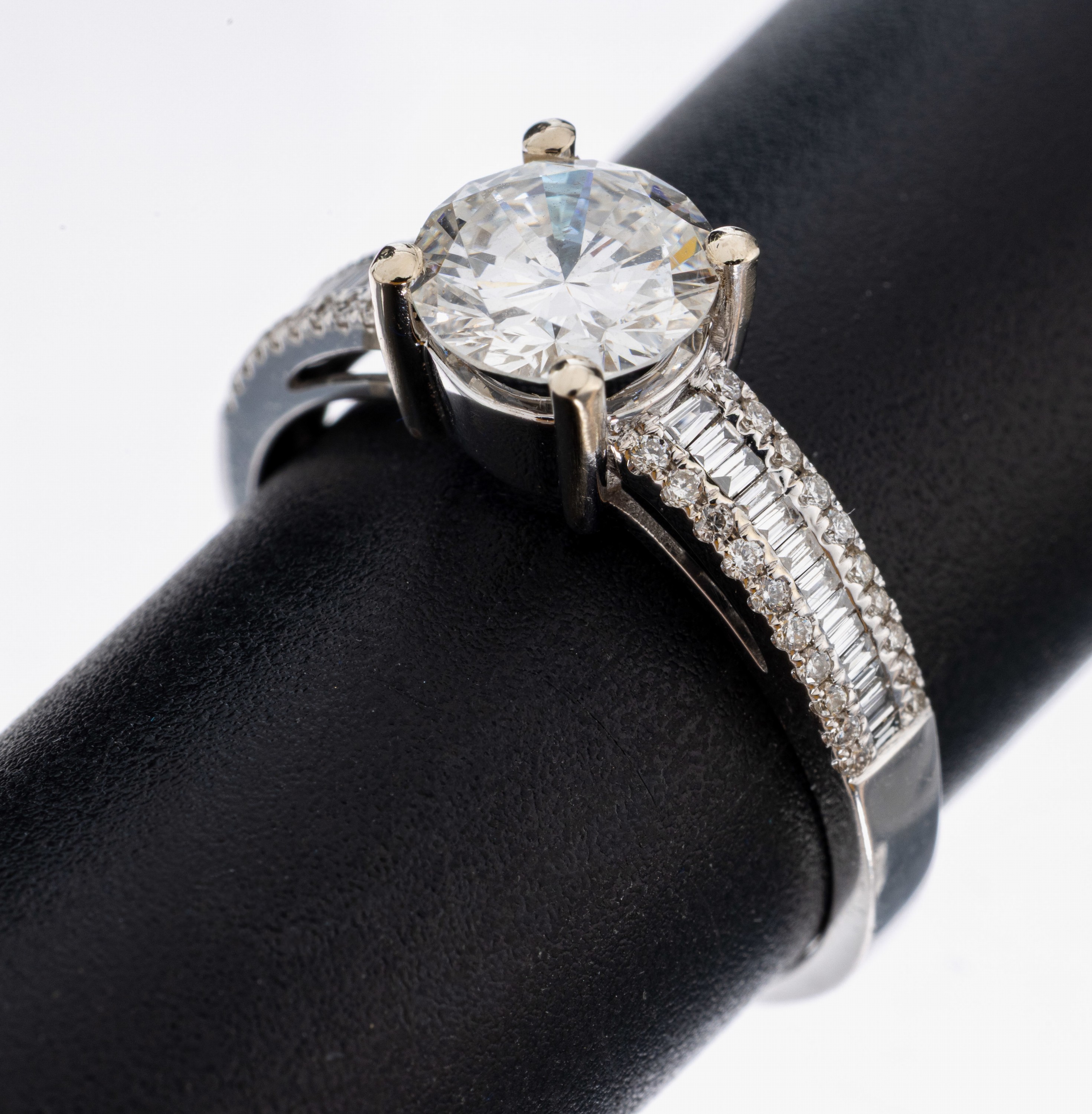 18 kt Gold Diamant-Ring, WG 750/000, mittigBrillant ca. 1.31 ct Weiß-l.get.Weiß/si, Ringschultern mit 40 Brillanten und 26 Diamant-Baguettes und ...