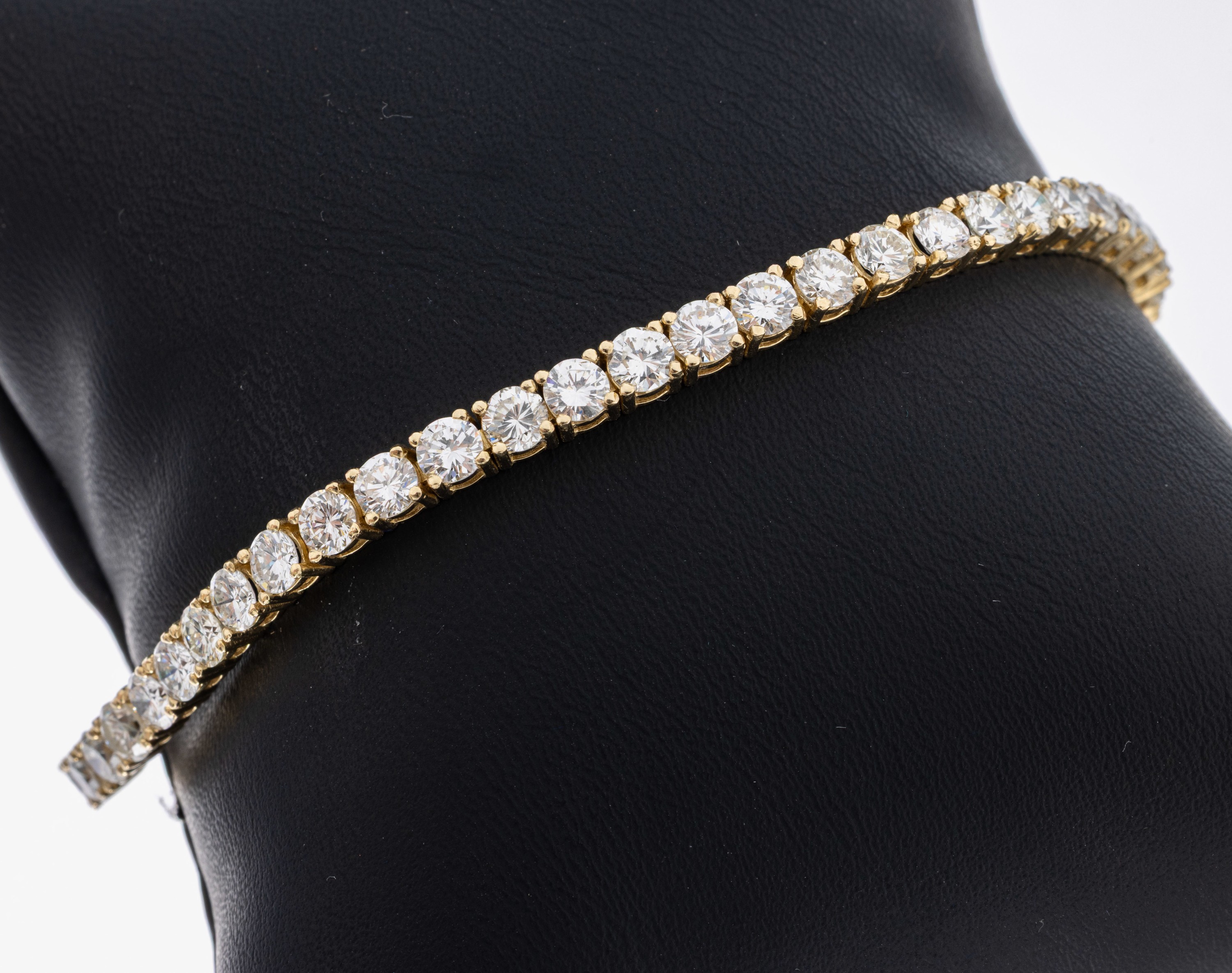 14 kt Gold Brillant-Armband, GG 585/000, 48Brillanten zus. ca. 8.50 ct Weiß-get.Weiß/vs- si, L. ca. 18.4 cm, Kastenschloss mit 2 ...