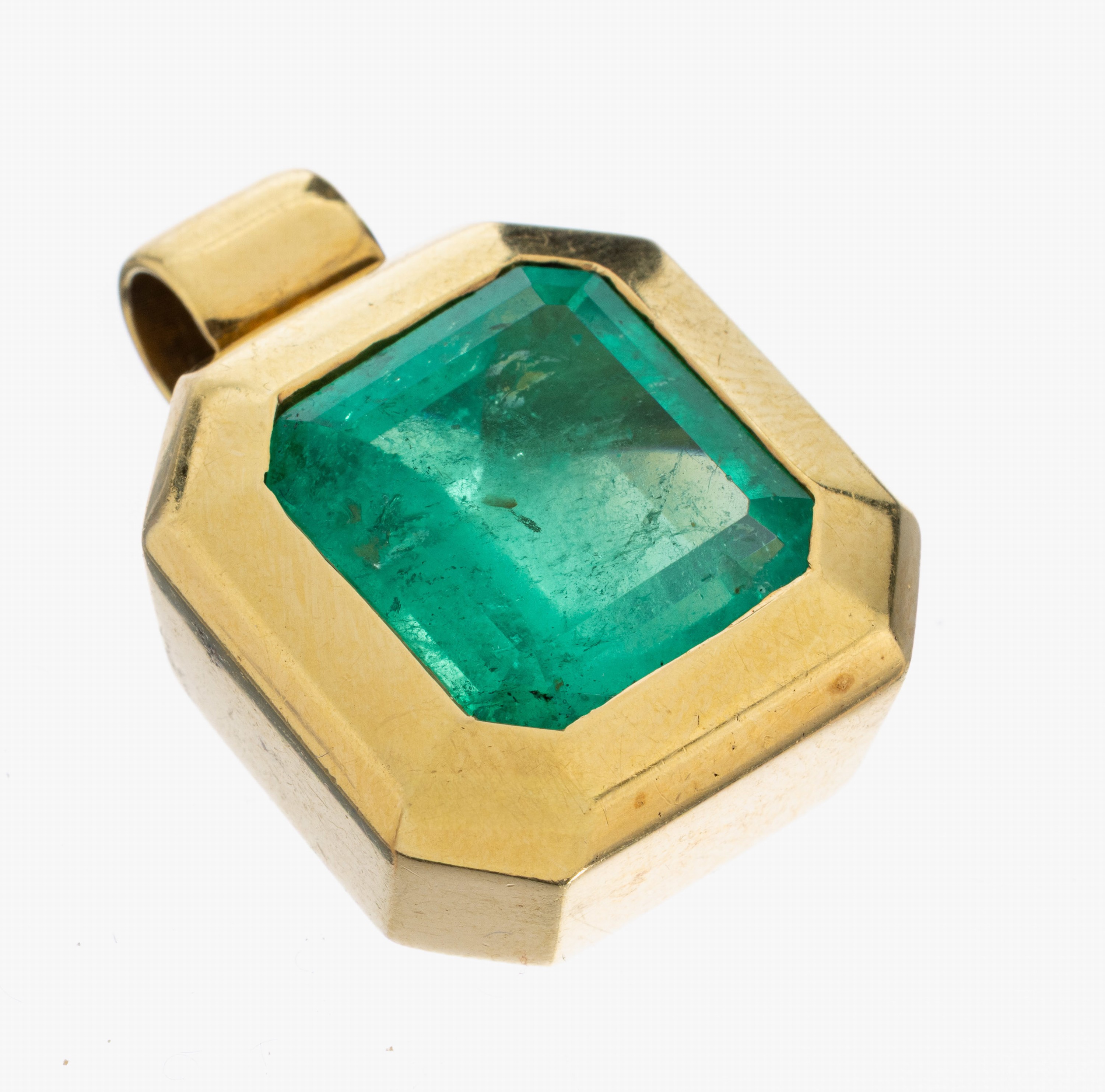 18 kt Gold Smaragd-Anhänger, GG 750/000, schwere massive Ausführung, oktagonal facett. Smaragd ca. 12.16 ct, nat. Merkmale, L. ca. 30cm, ca. 30.0 g