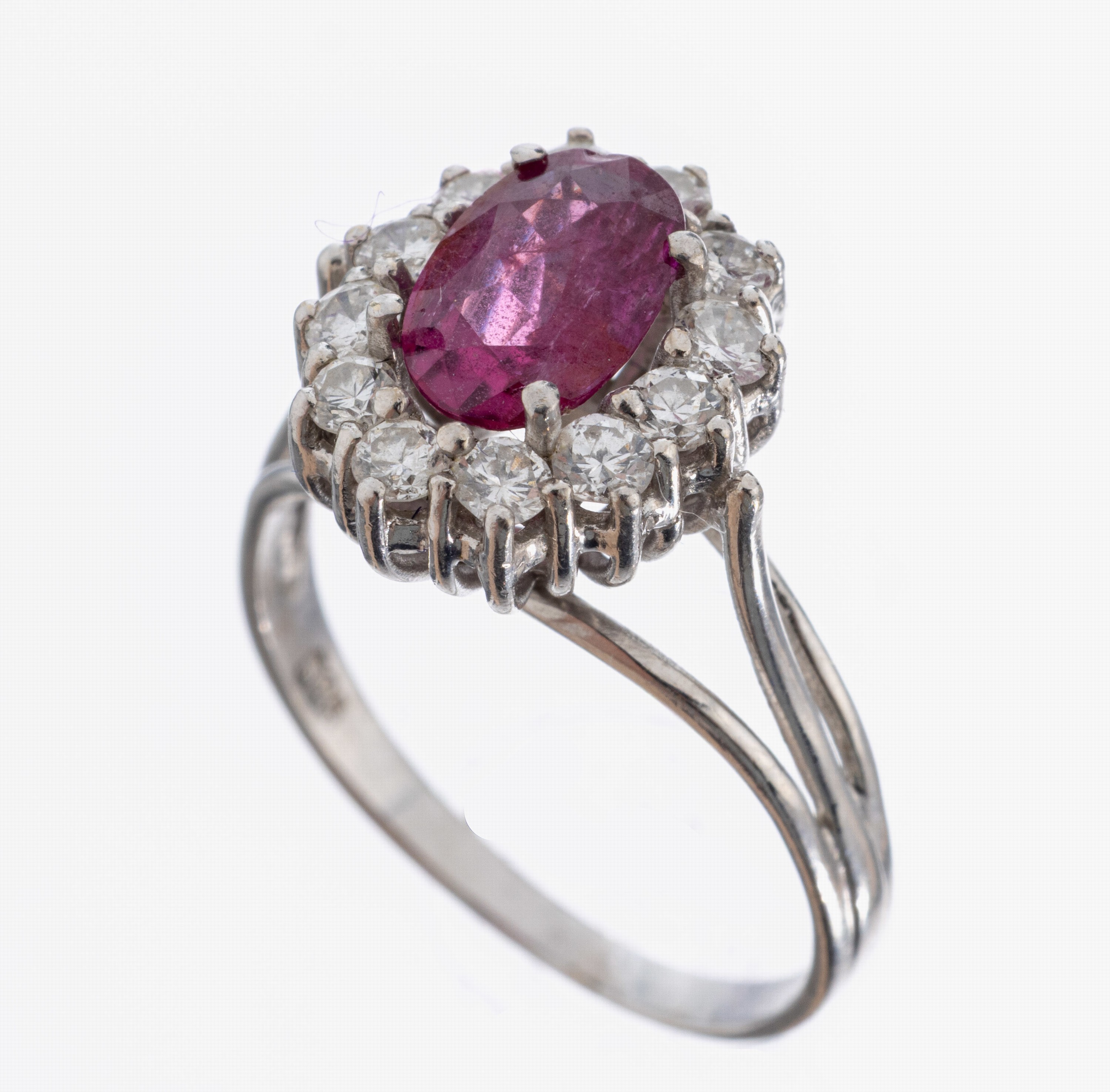 Image 27021538 - 14 kt Gold Rubin-Brillant-Ring, WG 585/000,ovalfacett. Rubin ca. 0.50 ct, 12 Brillanten ...