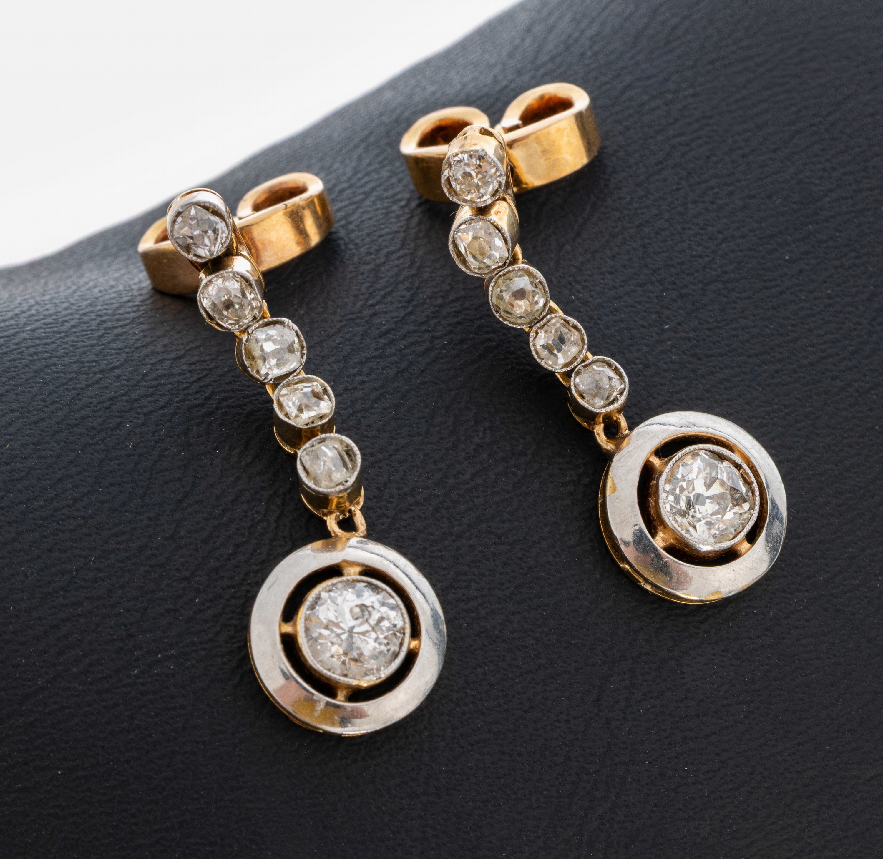 Paar 18 kt Gold Diamant-Ohrgehänge, um 1920, GG 750/000 und Platin, 12 Altschliffdiamanten zus. ca. 1.40 ct Weiß- Getönt/si-p, L. ca. 2.5 cm, ca. ...