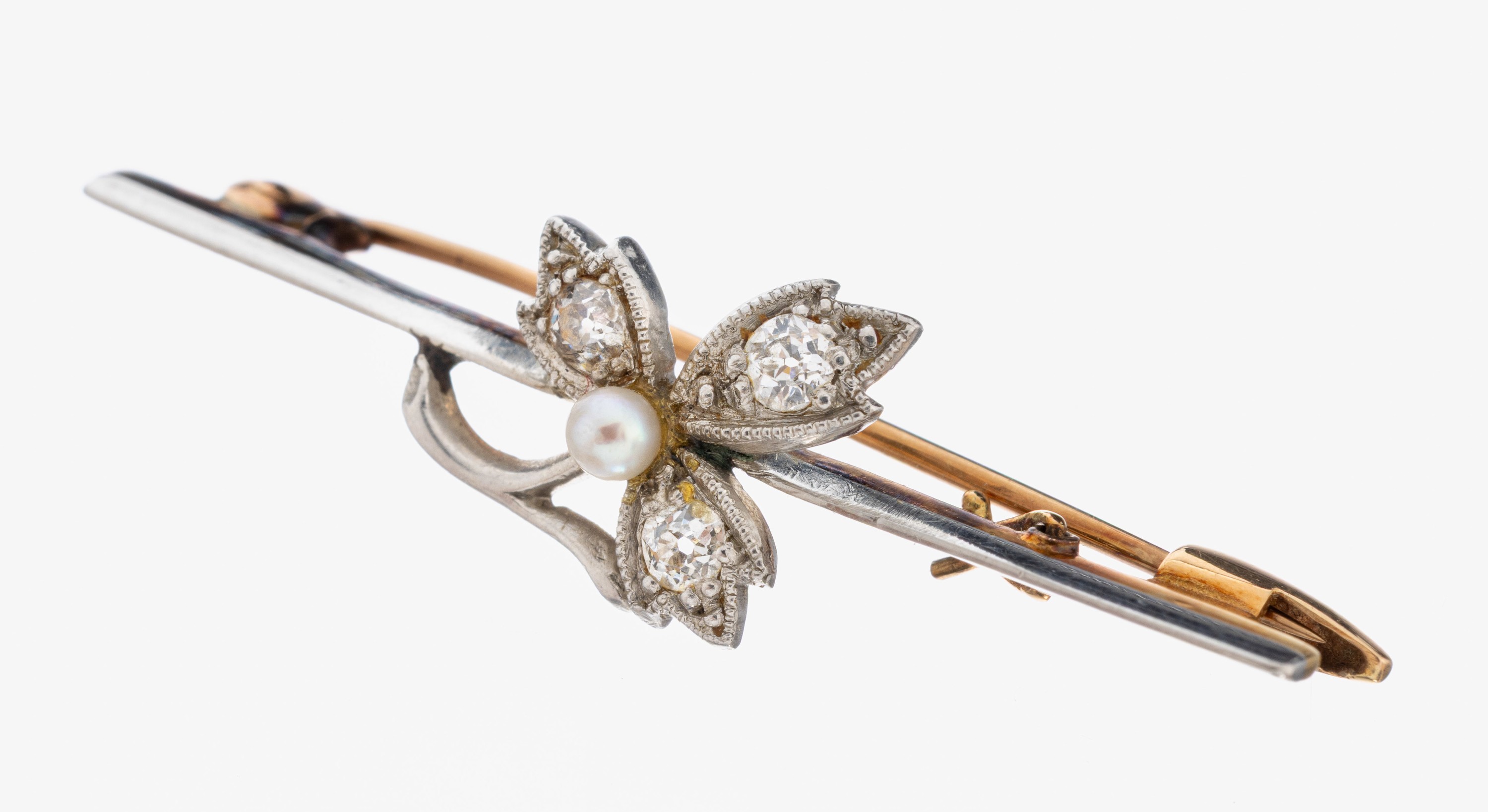 Image 27021543 - 18 kt Gold Diamant-Brosche, um 1900, GG 750/000 und Platin, aufgelegte Blüte mit 3 ...