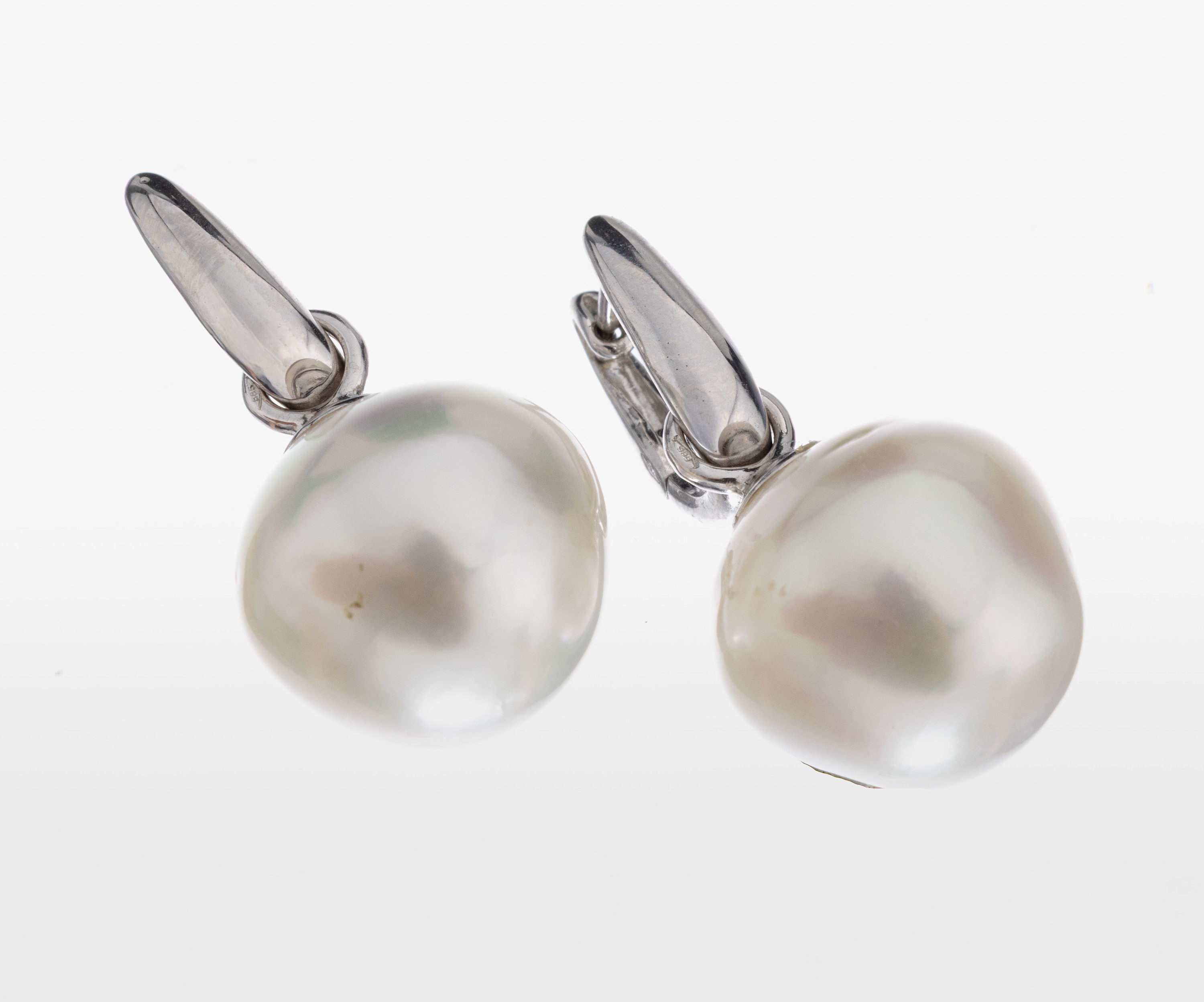 Image 27021548 - Paar 18 kt Gold Perl-Ohrhänger, WG 750/000,weiße l. unrunde Südseezuchtperlen, D. ...