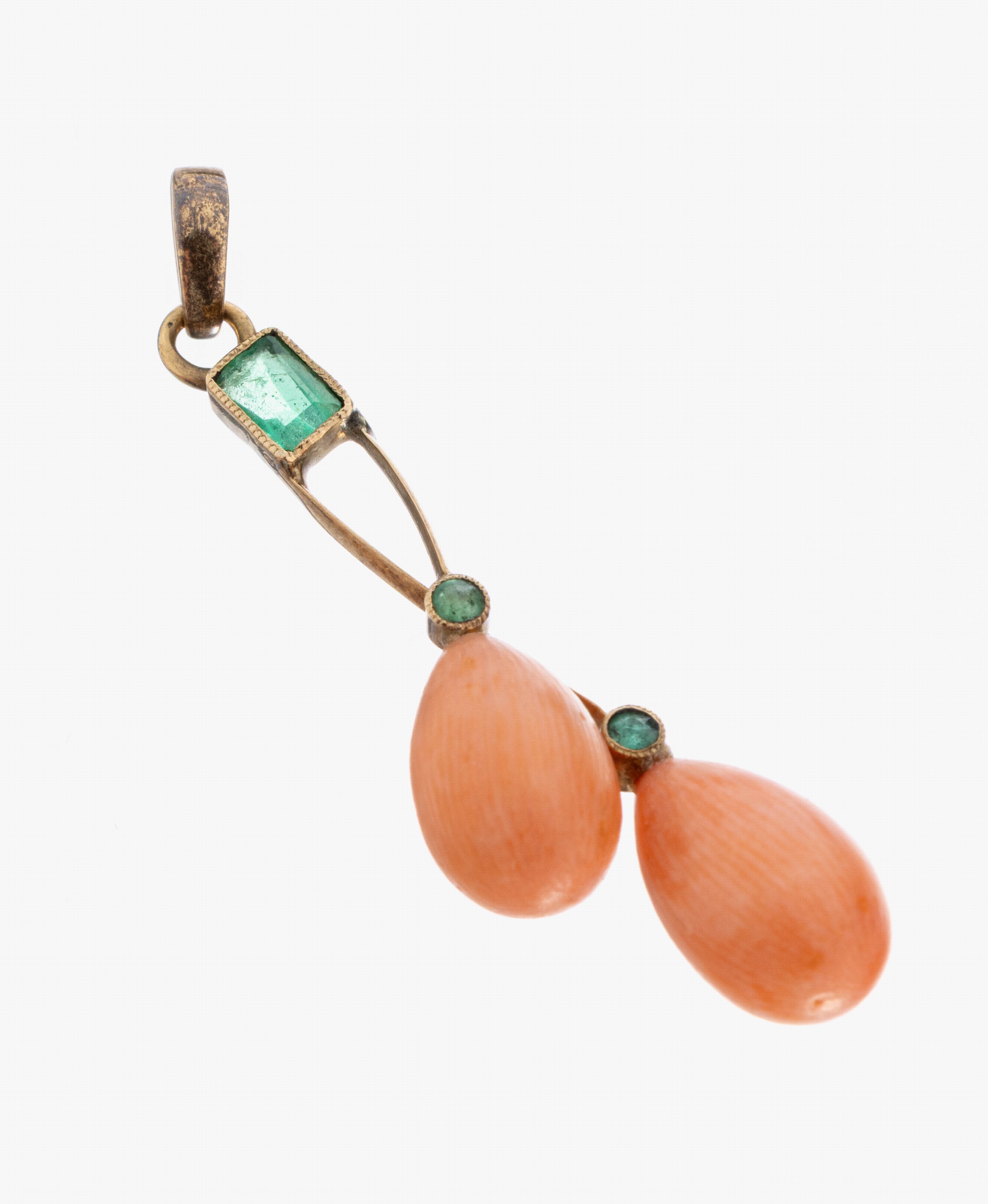 Image 27021551 - 14 kt Gold Jugendstil Korallen-Smaragd- Anhänger, um 1900, RG 585/000, 2 tropfenf. ...