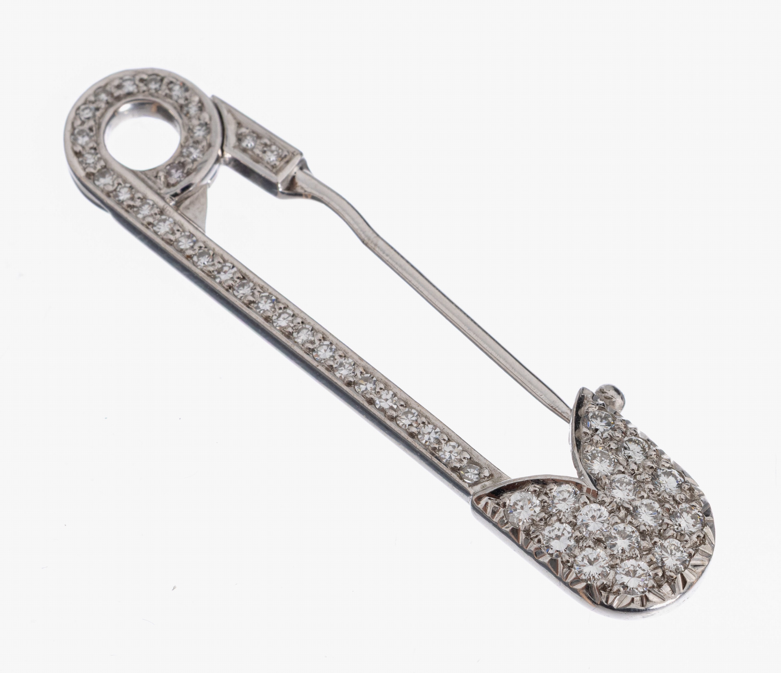 18 kt Gold Diamant-Brosche, WG 750/000, in Form einer Sicherheitsnadel, Brillanten und 8/8-Diamanten zus. ca. 0.80 ct feines Weiß- Weiß/vs-si, L. ...