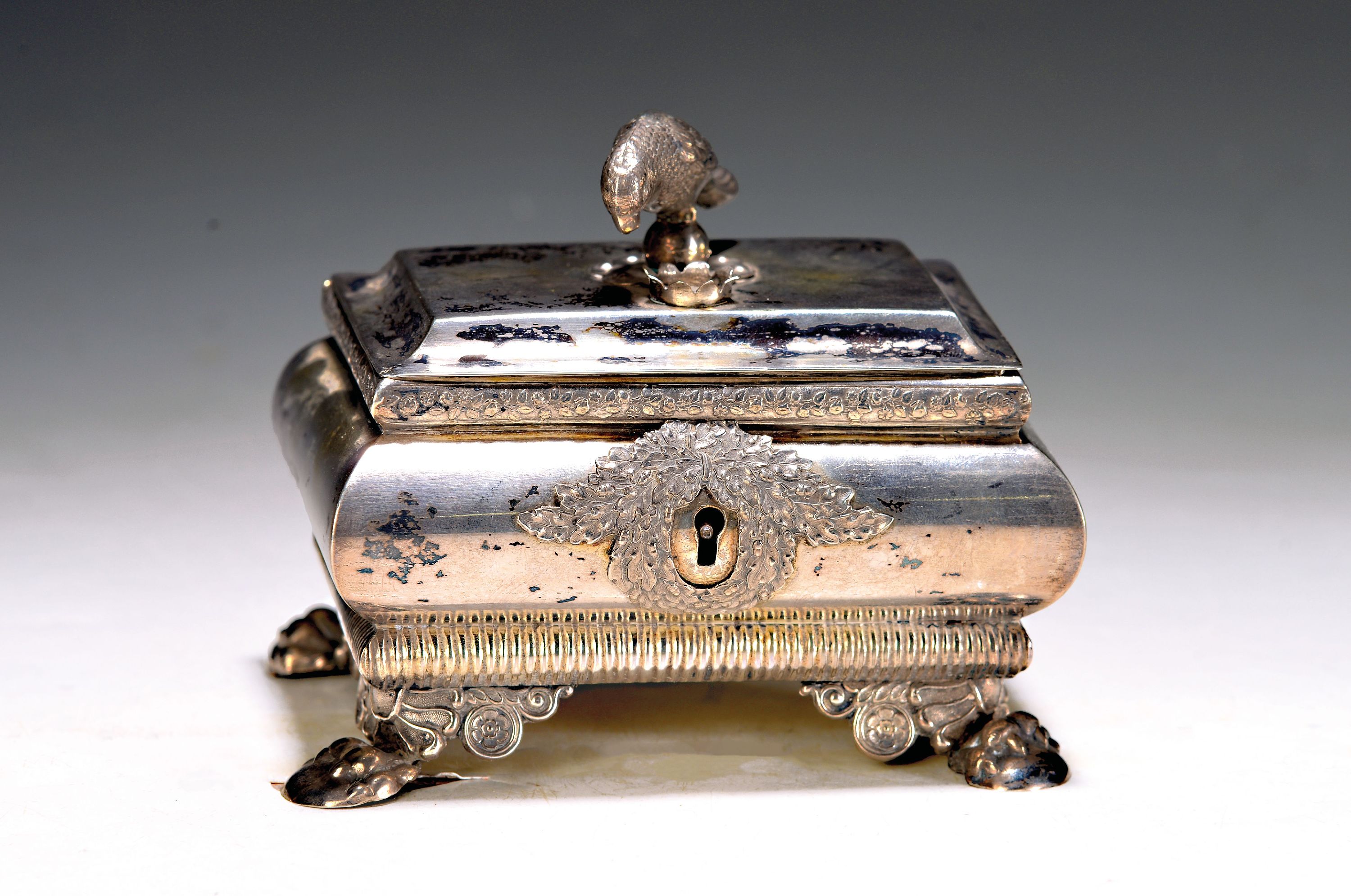 Image 27021559 - Zuckerdose, wohl Hirschberg, sign. Örtel, 18. Jh., 12-lötiges Silber, vier Füße mit ...