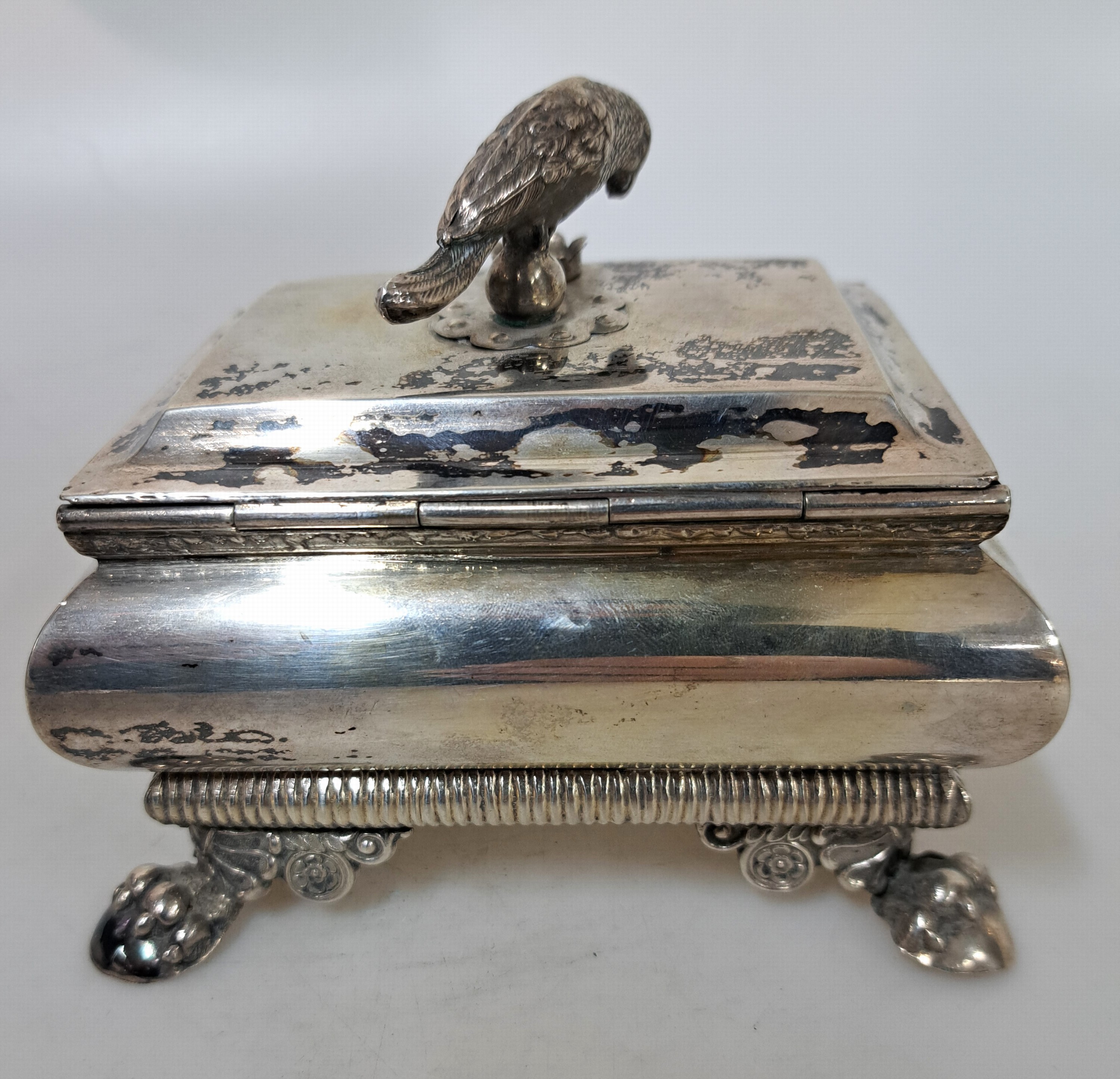 Detail a: Zuckerdose, wohl Hirschberg, sign. Örtel, 18. Jh., 12-lötiges Silber, vier Füße mit Muscheldekor, Bekrönung in Form eines Vogels mit Krone, um ...