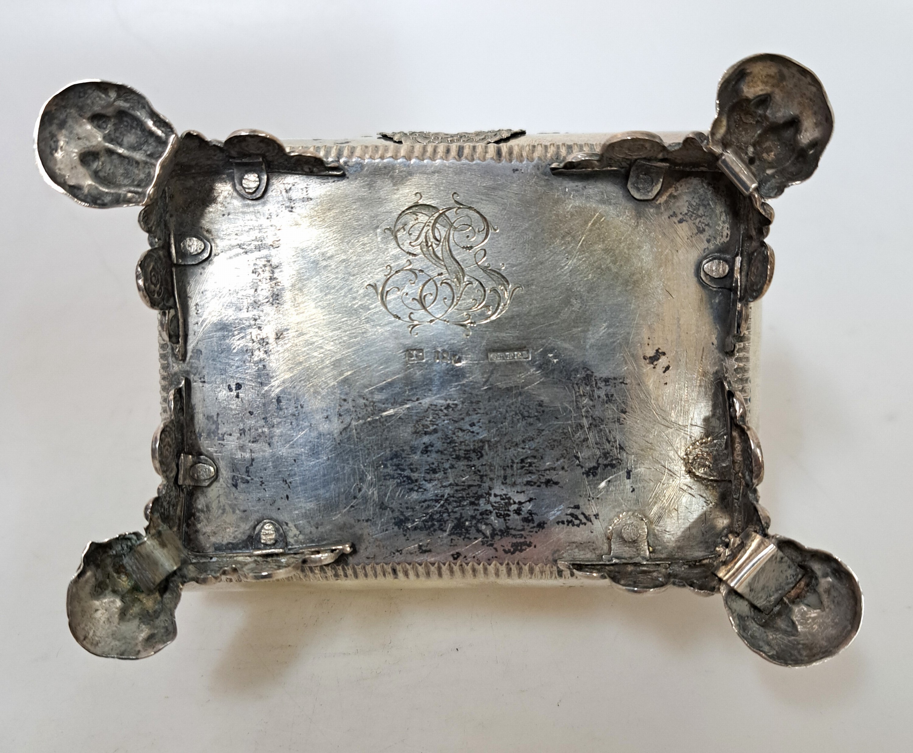 Detail c: Zuckerdose, wohl Hirschberg, sign. Örtel, 18. Jh., 12-lötiges Silber, vier Füße mit Muscheldekor, Bekrönung in Form eines Vogels mit Krone, um ...