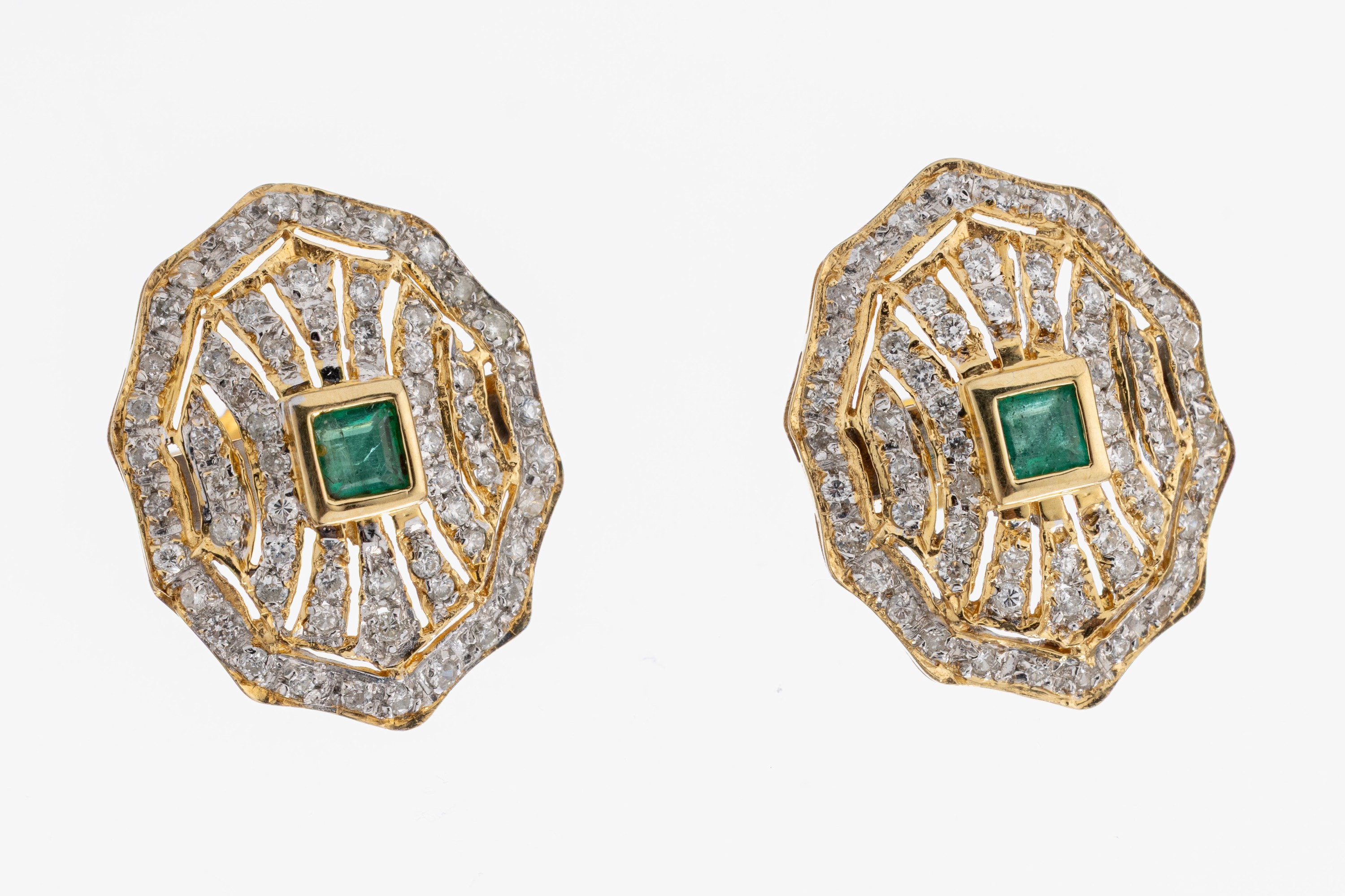 Paar 14 kt Gold Smaragd-Brillant-Ohrstecker, GG/WG 585/000, 2 Smaragd-Carrees zus. ca. 0.20 ct, Brillanten zus. ca. 1.50 ct Weiß/si- p1, ca. 4.6 g