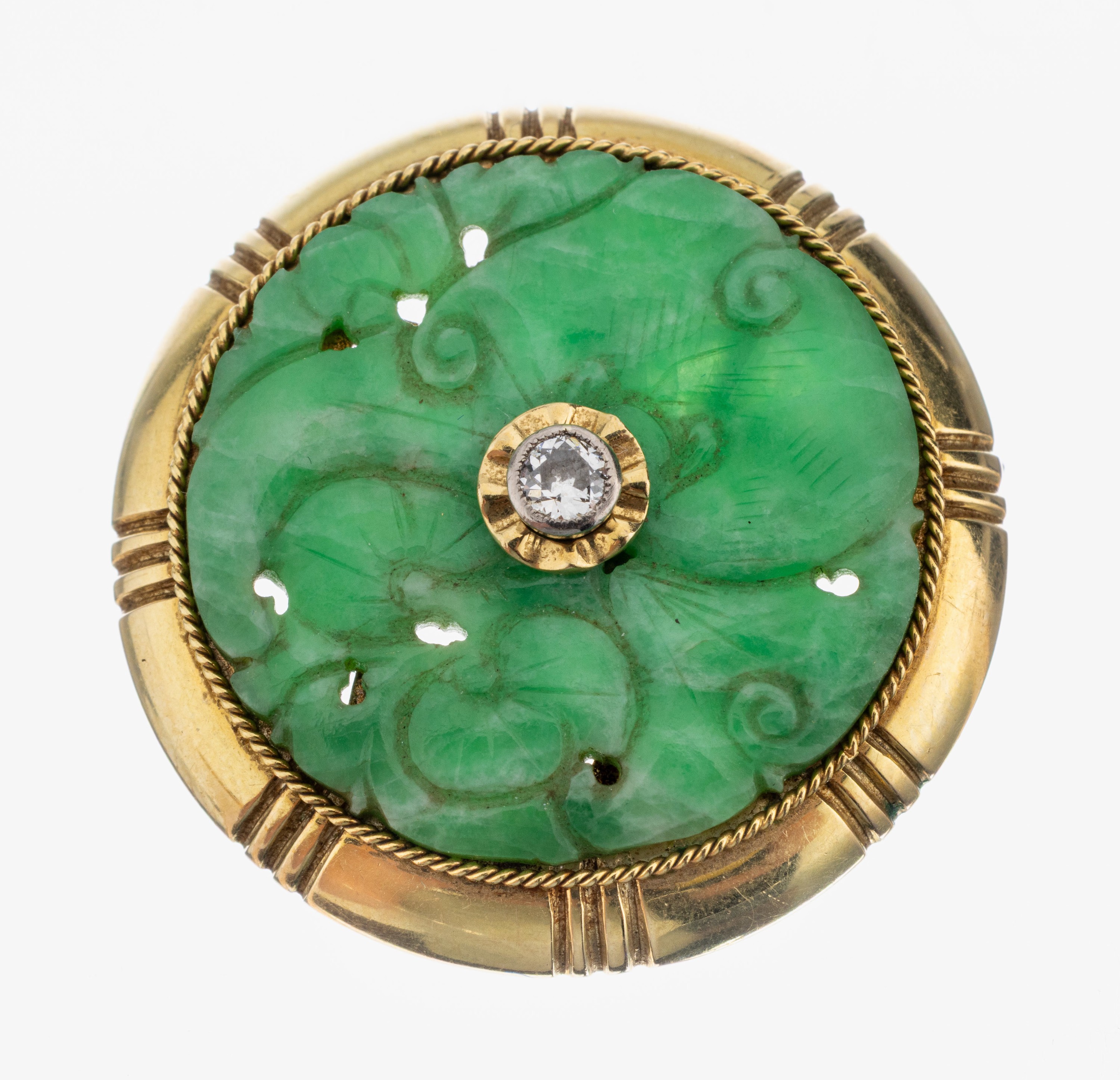 14 kt Gold Art Deco Jade-Diamant-Brosche, um 1920, GG 585/000, mittig floral grav. Jadeplatte (sek.), Altschliffdiamant ca. 0.10 ct Weiß/si, D. ca. ...