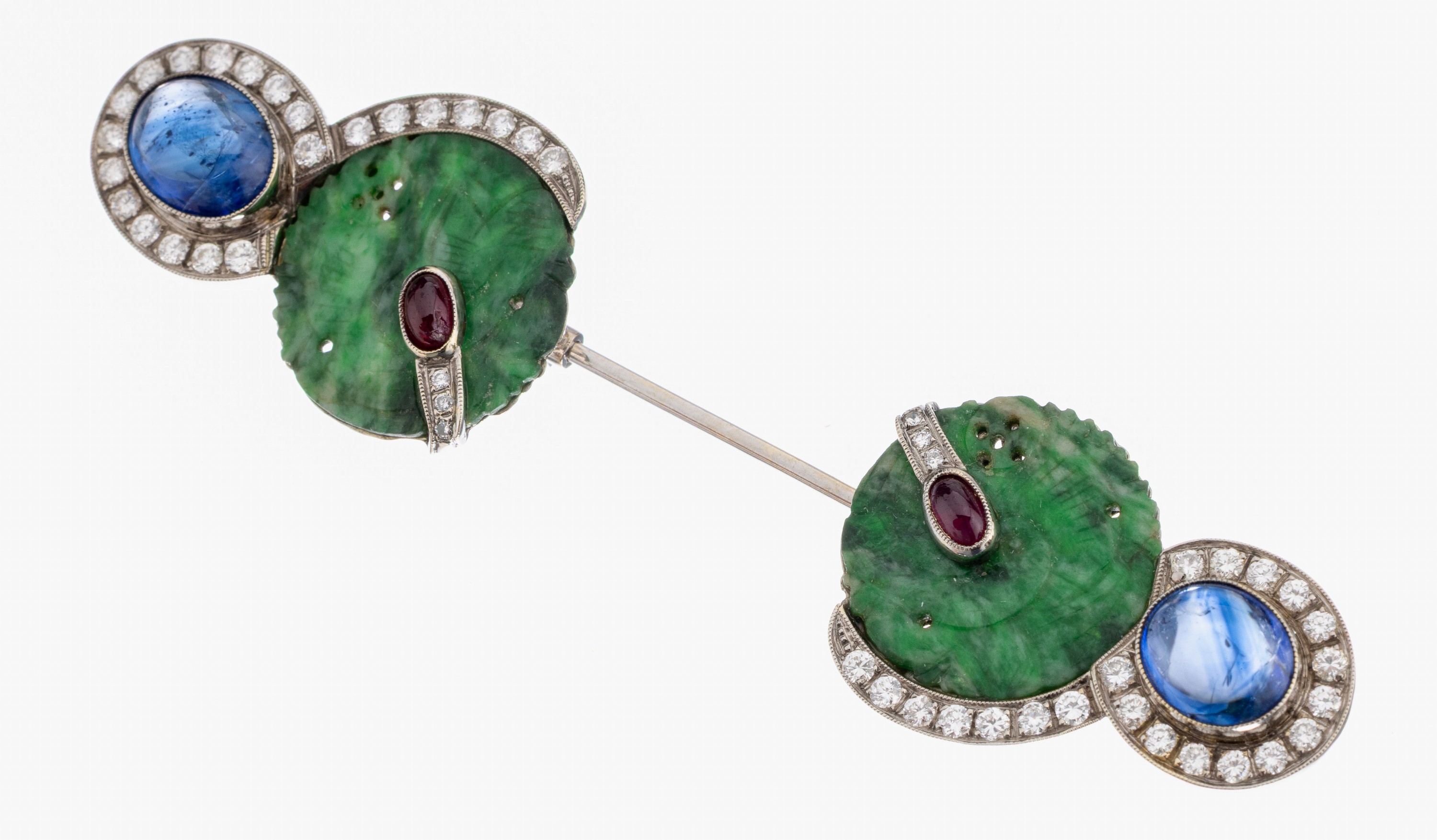 Image 27021591 - Ausgefallene 18 kt Gold Art Deco Jade-Rubin- Saphir-Brillant-Anstecknadel, um 1925, WG ...