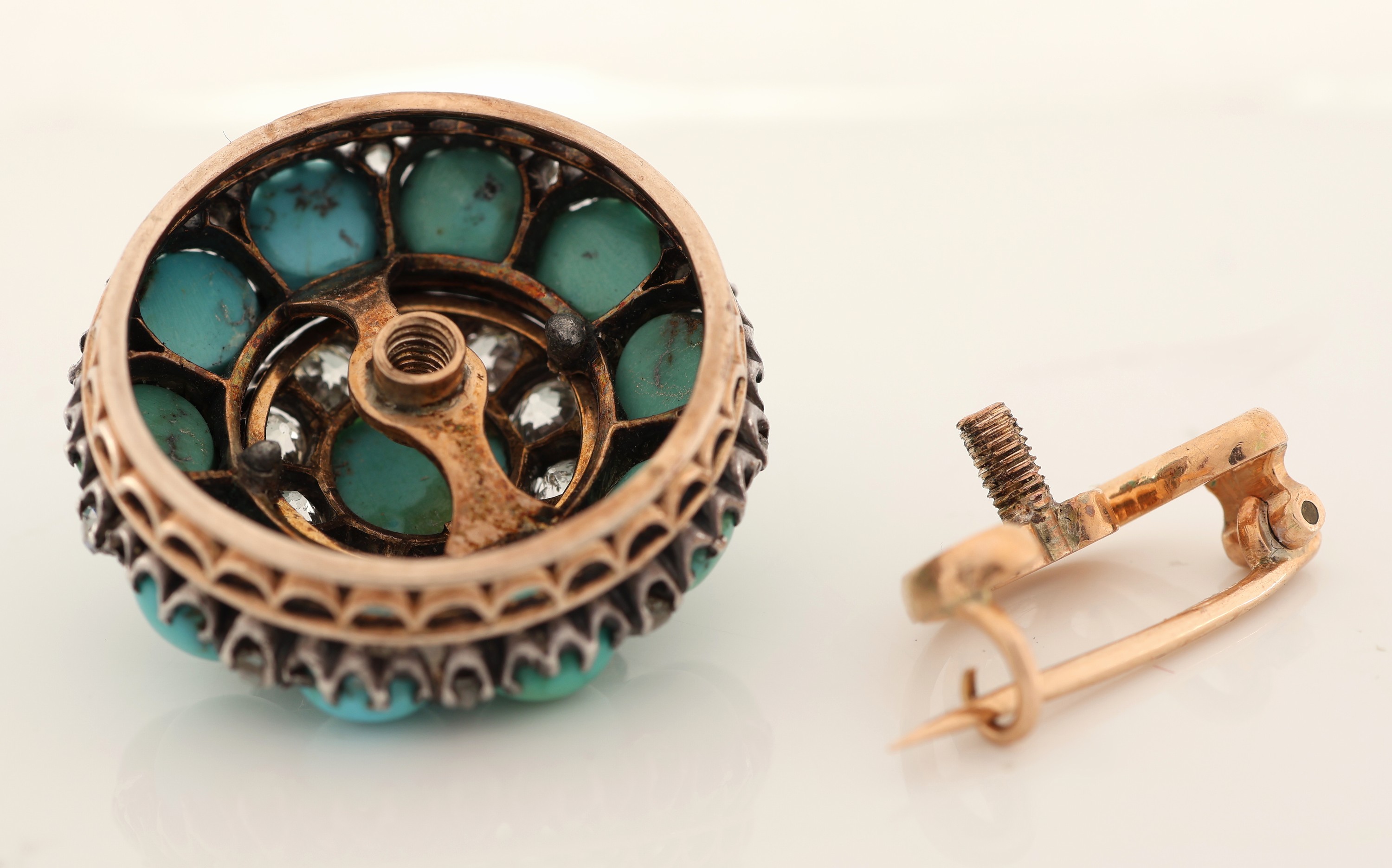 Detail e: 14 kt Gold Türkis-Diamant-Brosche, um 1870-80, RG 585/000 und Silber, in Form einer Blüte,11 Türkis-Cabochons in versch. Farbnuancen, ...