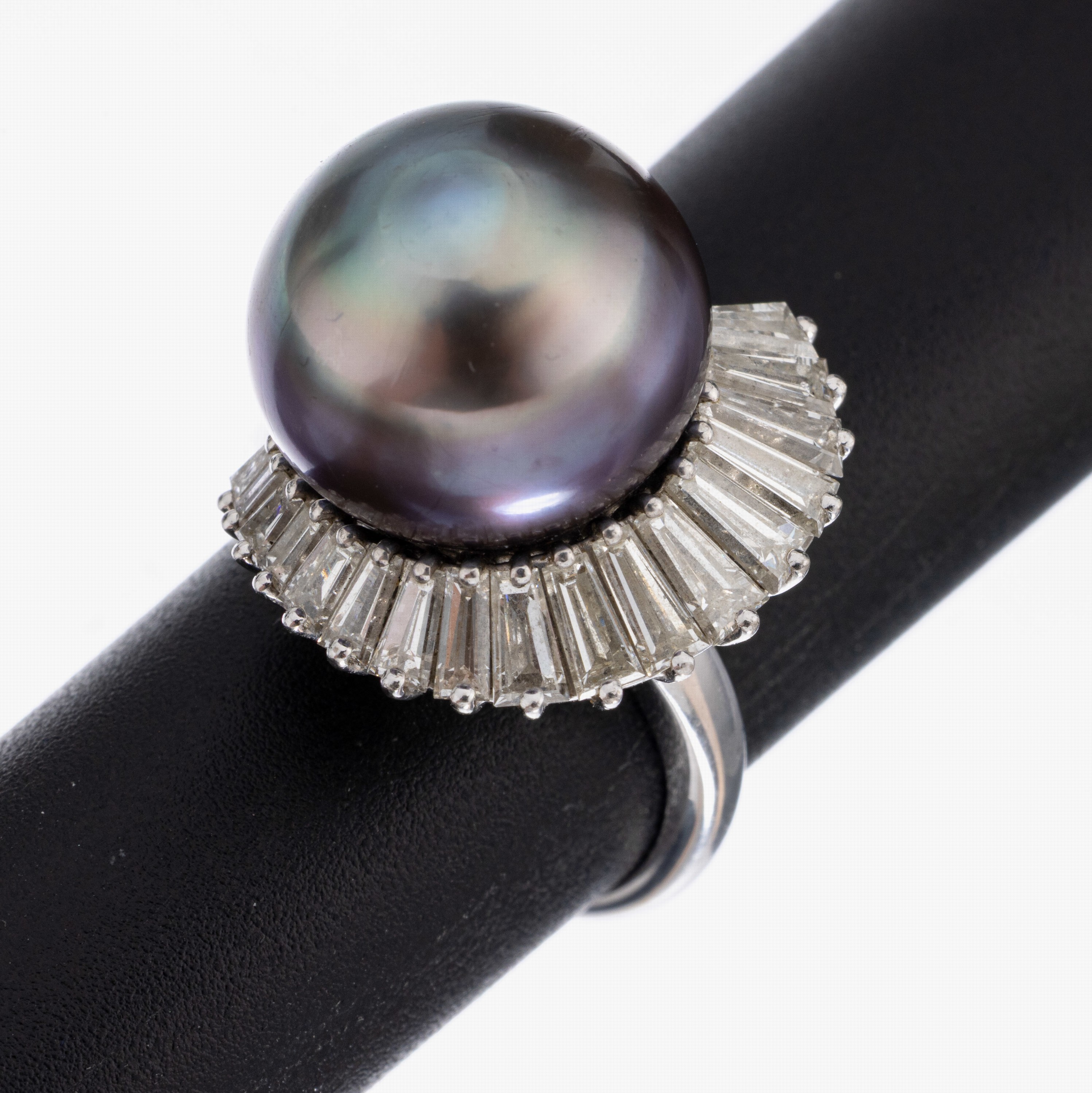 18 kt Gold Perl-Diamant-Ring, WG 750/000, Tahitizuchtperle, D. ca. 13.8 mm, nat. Merkmale, Diamant-Trapeze im Verlauf zus. ca. 2.0 ct feines ...