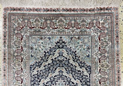 27021508a - Hereke Seide fein, China, Ende 20.Jhd, reine Naturseide, ca. 150 x 95 cm, ca. 1,0 Mio. ...