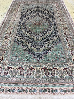 27021508d - Hereke Seide fein, China, Ende 20.Jhd, reine Naturseide, ca. 150 x 95 cm, ca. 1,0 Mio. ...