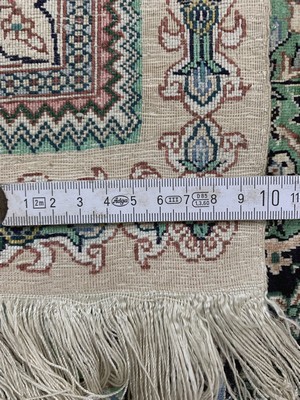 27021508e - Hereke Seide fein, China, Ende 20.Jhd, reine Naturseide, ca. 150 x 95 cm, ca. 1,0 Mio. ...