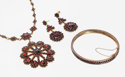 Image Konvolut Granat-Schmuck, 800er Silber verg., best. aus: 1 Armreif, ca. 6 x 5.5 cm, Paar ...