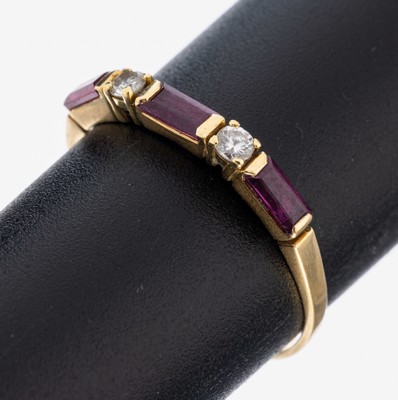 Image 18 kt Gold Rubin-Brillant-Ring, GG 750/000,3 Rubin-Baguettes zus. ca. 0.25 ct, 2 ...