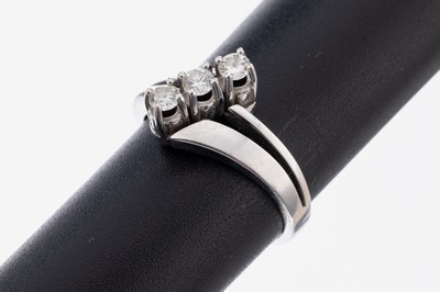 Image 14 kt Gold Brillant-Ring, WG 585/000, 3 Brillanten zus. ca. 0.30 ct Weiß/si, RW 55, ...