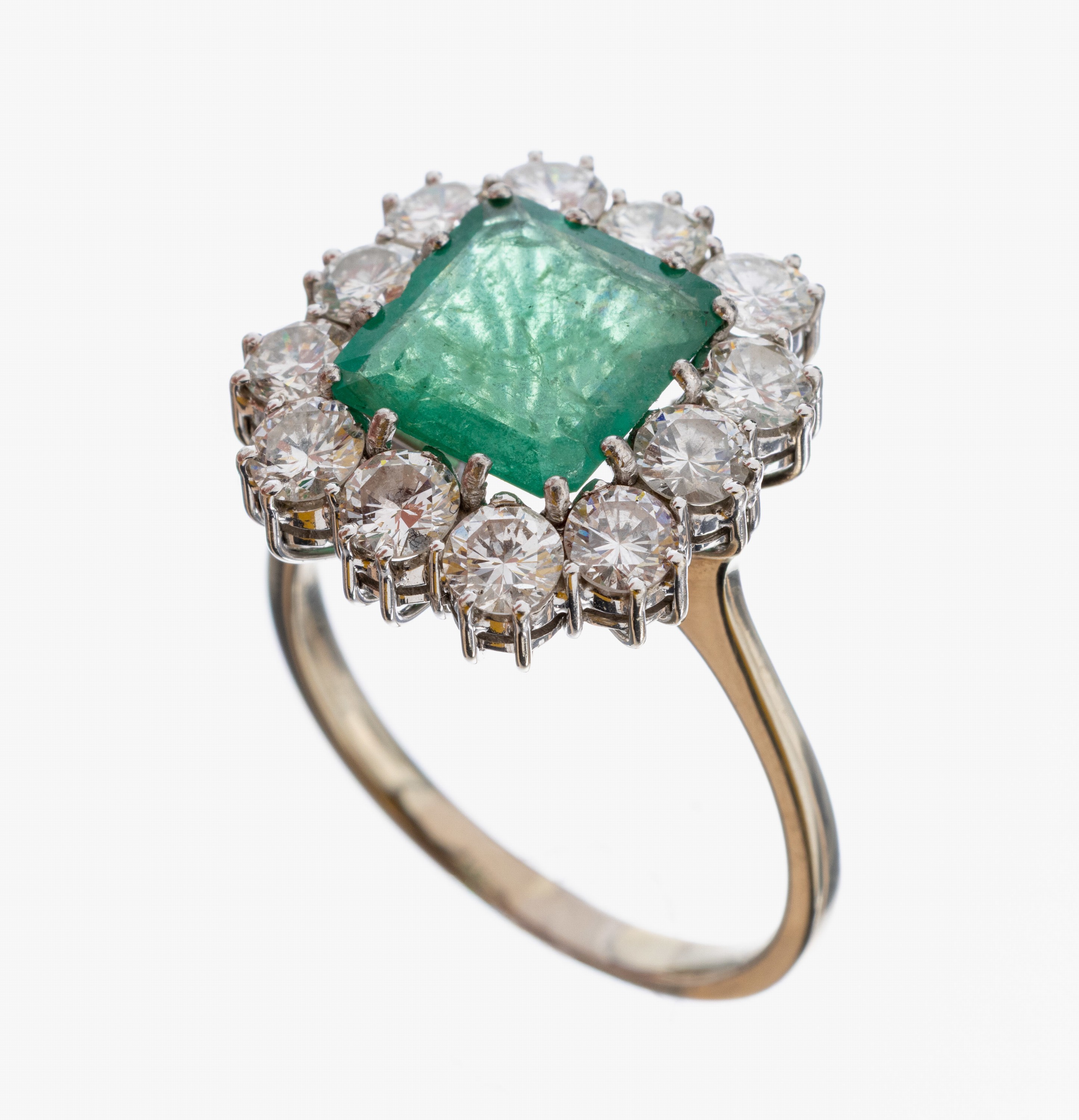 Image 27021609 - 18 kt Gold Smaragd-Brillant-Ring, WG 750/000, Smaragd-Carree ca. 4.0 ct, 12 Brillanten ...