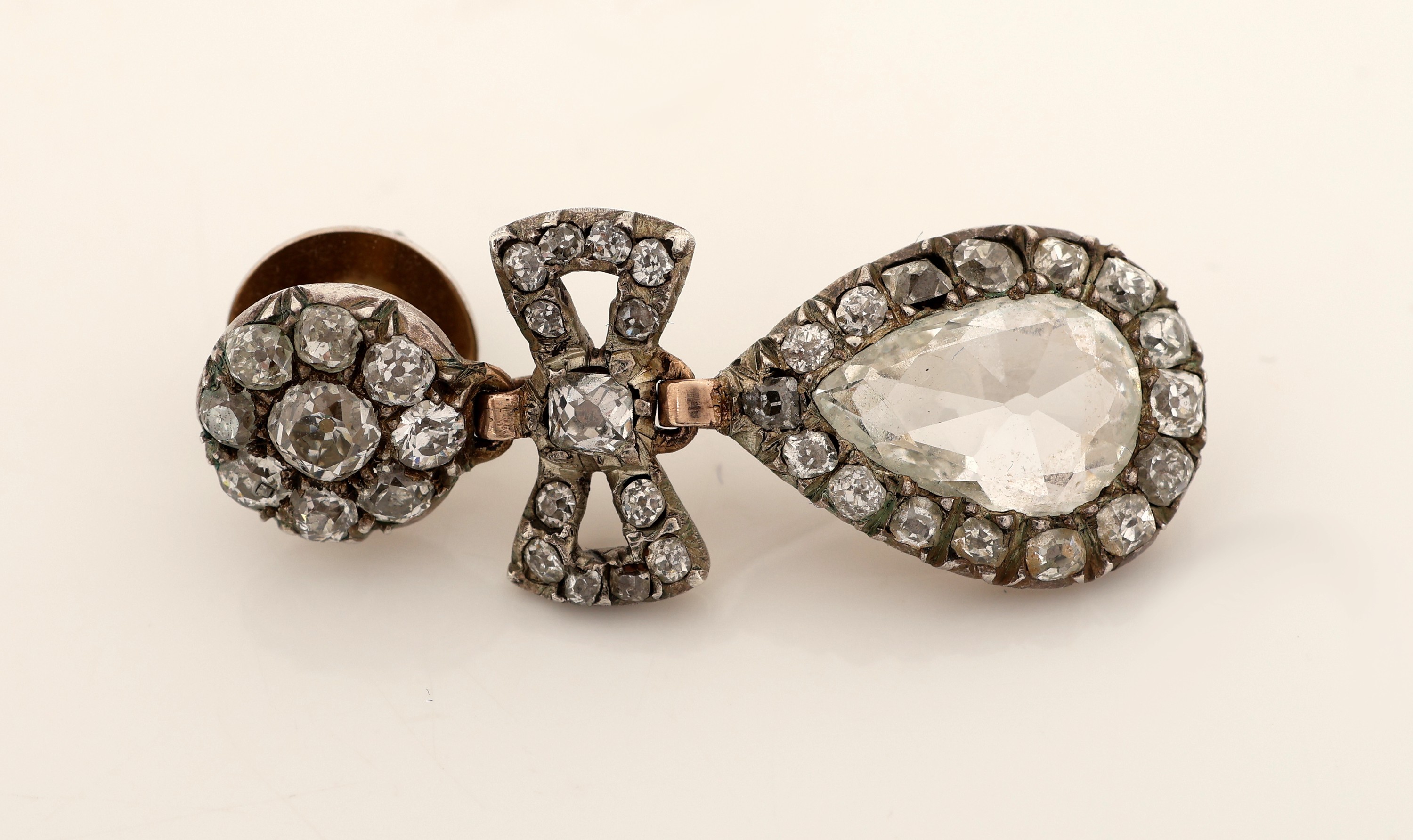 Detail a: Paar 14 kt Gold Diamant-Ohrgehänge, um 1790- 1810, RG 585/000 und Silber, 2 Diamanttropfen zus. ca. 4.0 ct, Altschliffdiamanten zus. ca. 4.0 ct ...