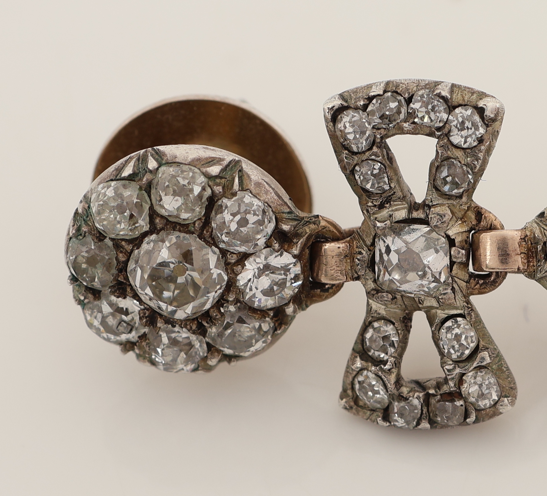 Detail b: Paar 14 kt Gold Diamant-Ohrgehänge, um 1790- 1810, RG 585/000 und Silber, 2 Diamanttropfen zus. ca. 4.0 ct, Altschliffdiamanten zus. ca. 4.0 ct ...