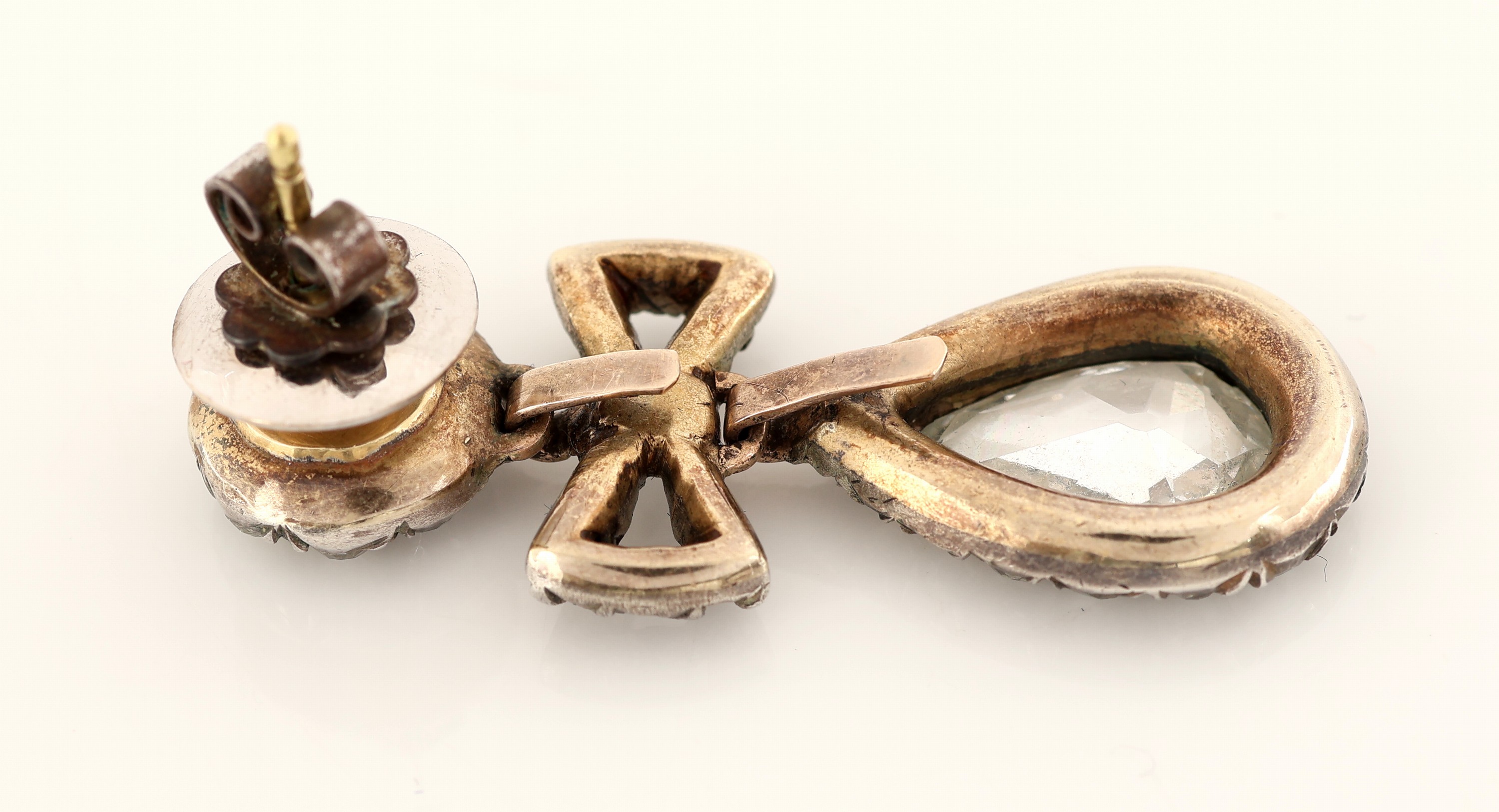 Detail c: Paar 14 kt Gold Diamant-Ohrgehänge, um 1790- 1810, RG 585/000 und Silber, 2 Diamanttropfen zus. ca. 4.0 ct, Altschliffdiamanten zus. ca. 4.0 ct ...