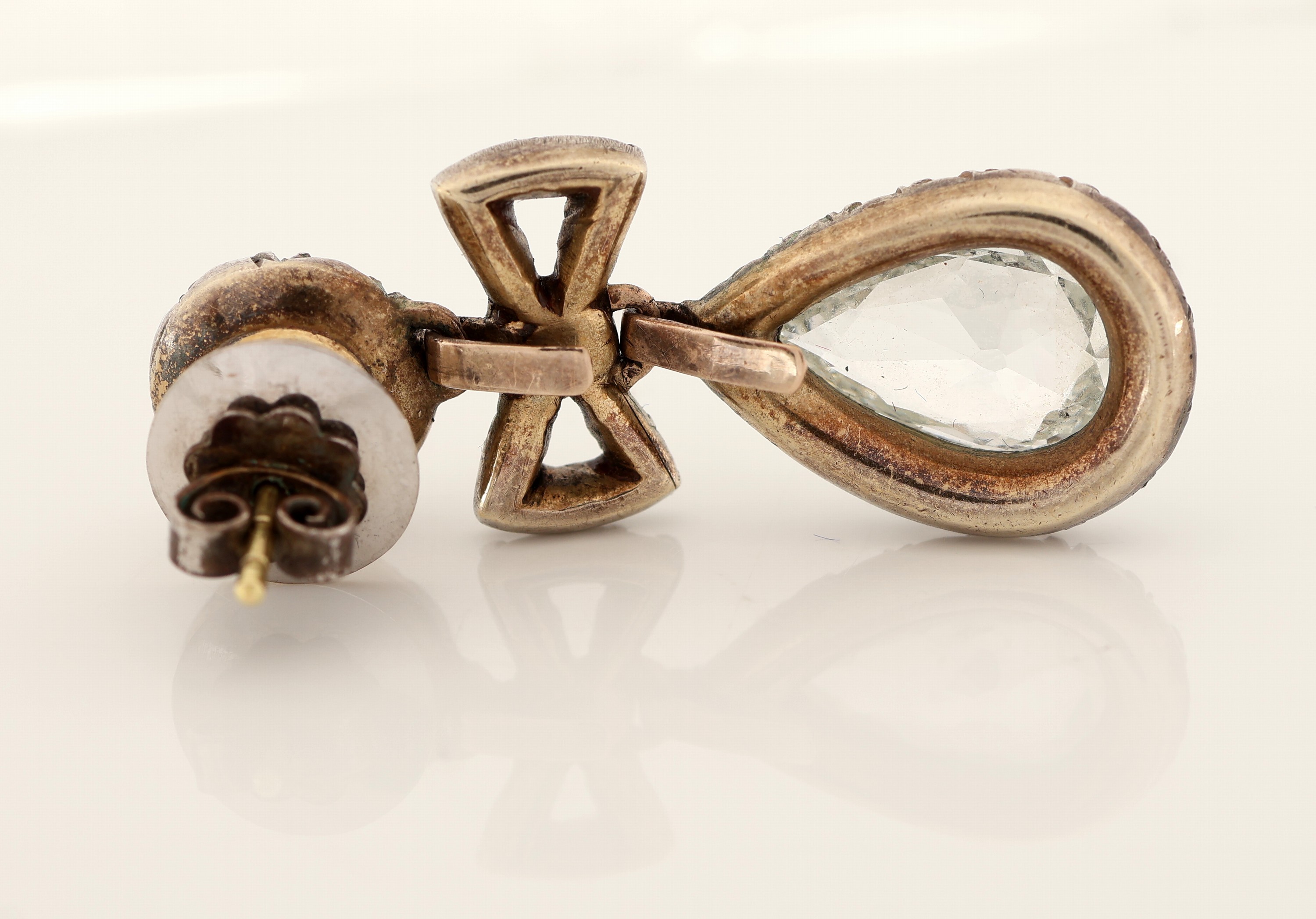 Detail d: Paar 14 kt Gold Diamant-Ohrgehänge, um 1790- 1810, RG 585/000 und Silber, 2 Diamanttropfen zus. ca. 4.0 ct, Altschliffdiamanten zus. ca. 4.0 ct ...