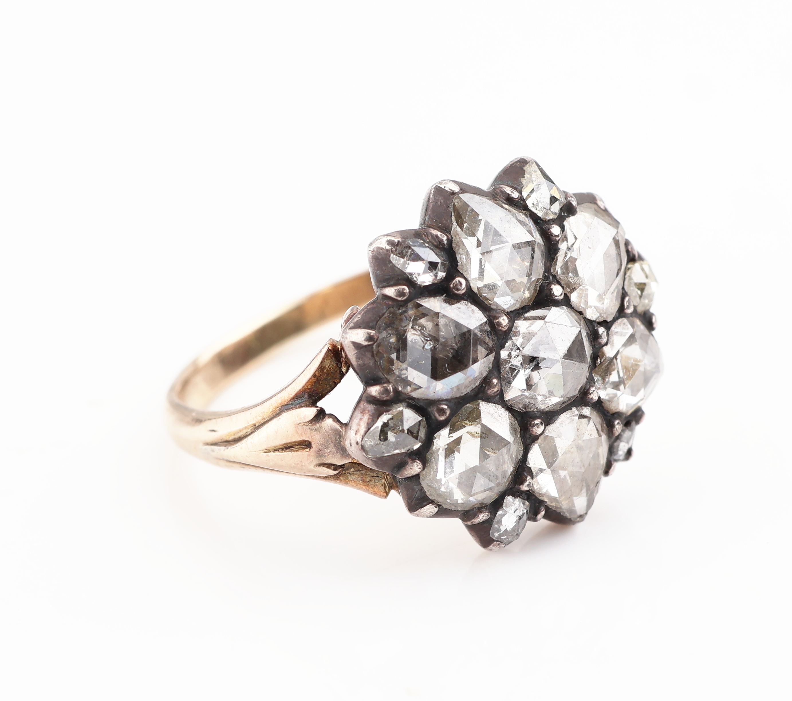 Detail b: 14 kt Gold Diamant-Ring, um 1820, RG 585/000 und Silber, Diamantrosen zus. ca. 2.0 ct Weiß-l.get.Weiß/si-p, blütenf. verbödet, RW55, ca. 4.2 g, ...