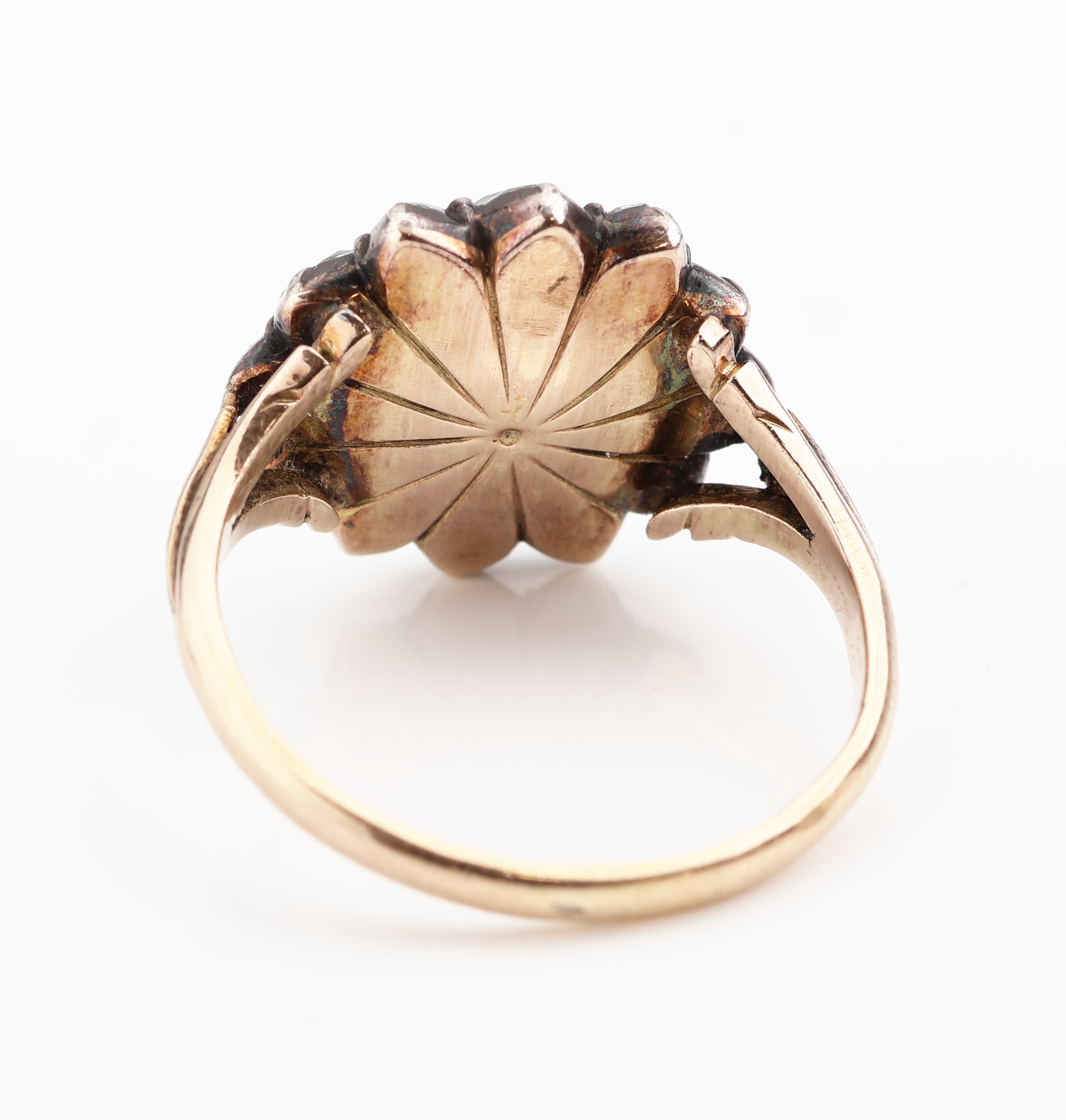 Detail c: 14 kt Gold Diamant-Ring, um 1820, RG 585/000 und Silber, Diamantrosen zus. ca. 2.0 ct Weiß-l.get.Weiß/si-p, blütenf. verbödet, RW55, ca. 4.2 g, ...