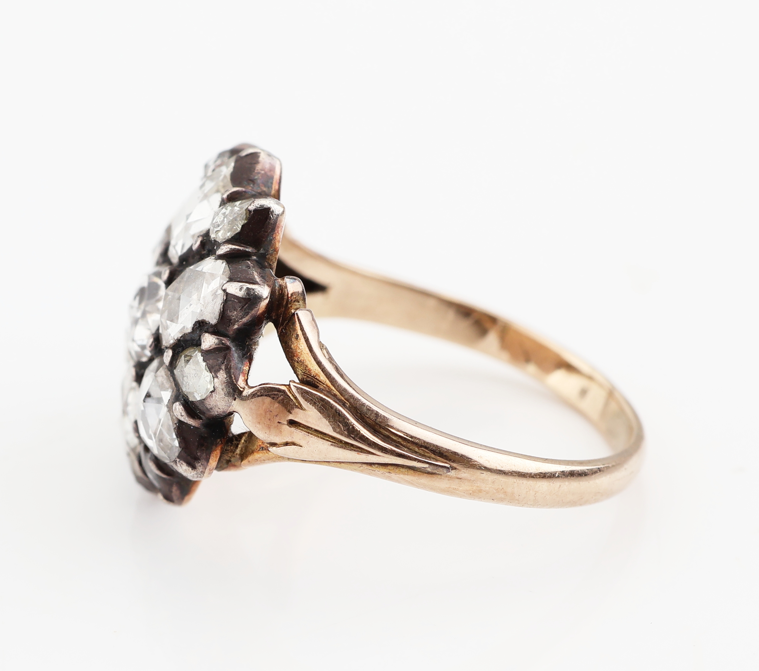 Detail d: 14 kt Gold Diamant-Ring, um 1820, RG 585/000 und Silber, Diamantrosen zus. ca. 2.0 ct Weiß-l.get.Weiß/si-p, blütenf. verbödet, RW55, ca. 4.2 g, ...