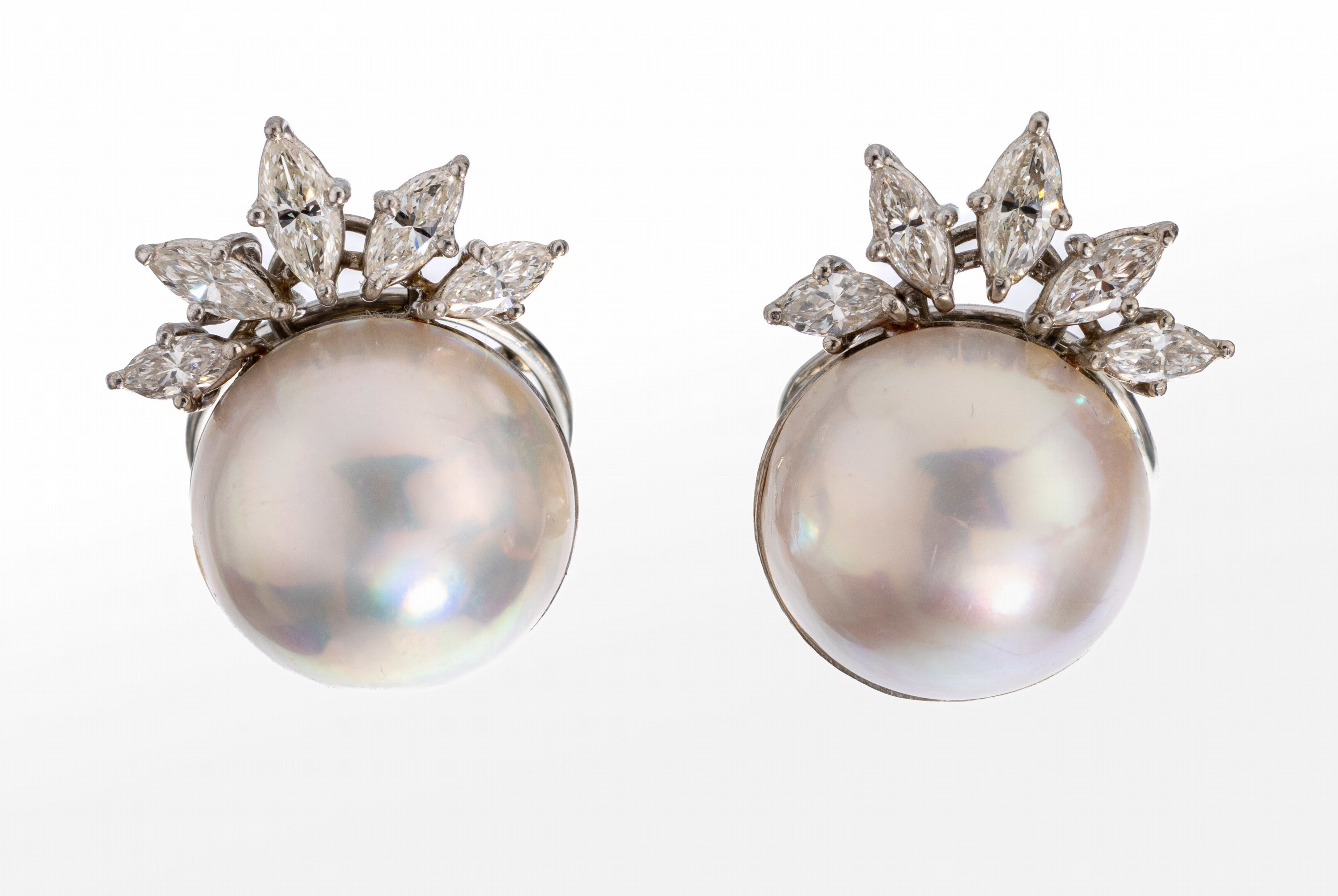 Paar 18 kt Gold Perl-Diamant-Ohrstecker, WG 750/000, 2 Mabeperlen D. ca. 14.9 mm, 10 Diamant-Navettes zus. ca. 2.0 ct Weiß/vs- si, Clipsbrisuren, ...