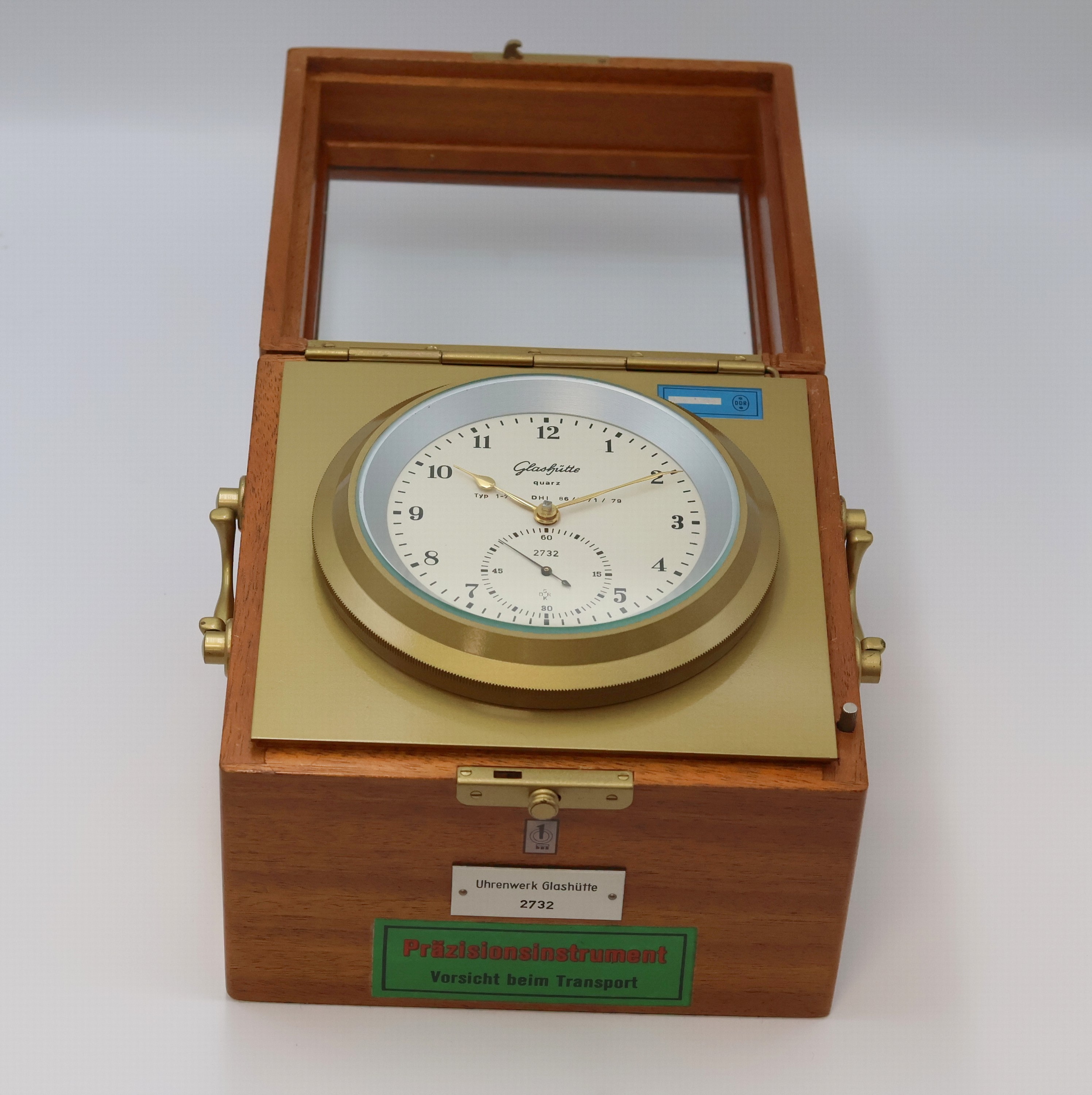 Detail a: GLASHÜTTE Quarz Marinechronometer Typ 1-71, DDR um 1980, 2-tlg. Mahagoni Box, Deckel verglast, seitl. Tragegriffe, lack. Aluminium-Lünette, ...