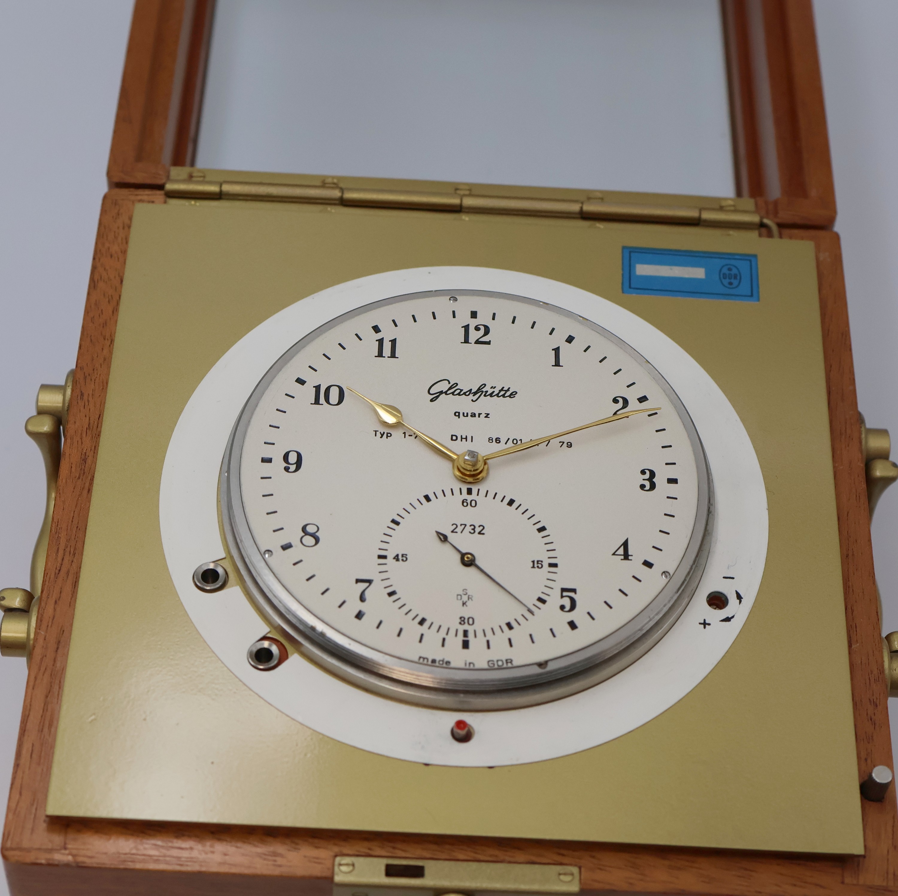 Detail b: GLASHÜTTE Quarz Marinechronometer Typ 1-71, DDR um 1980, 2-tlg. Mahagoni Box, Deckel verglast, seitl. Tragegriffe, lack. Aluminium-Lünette, ...
