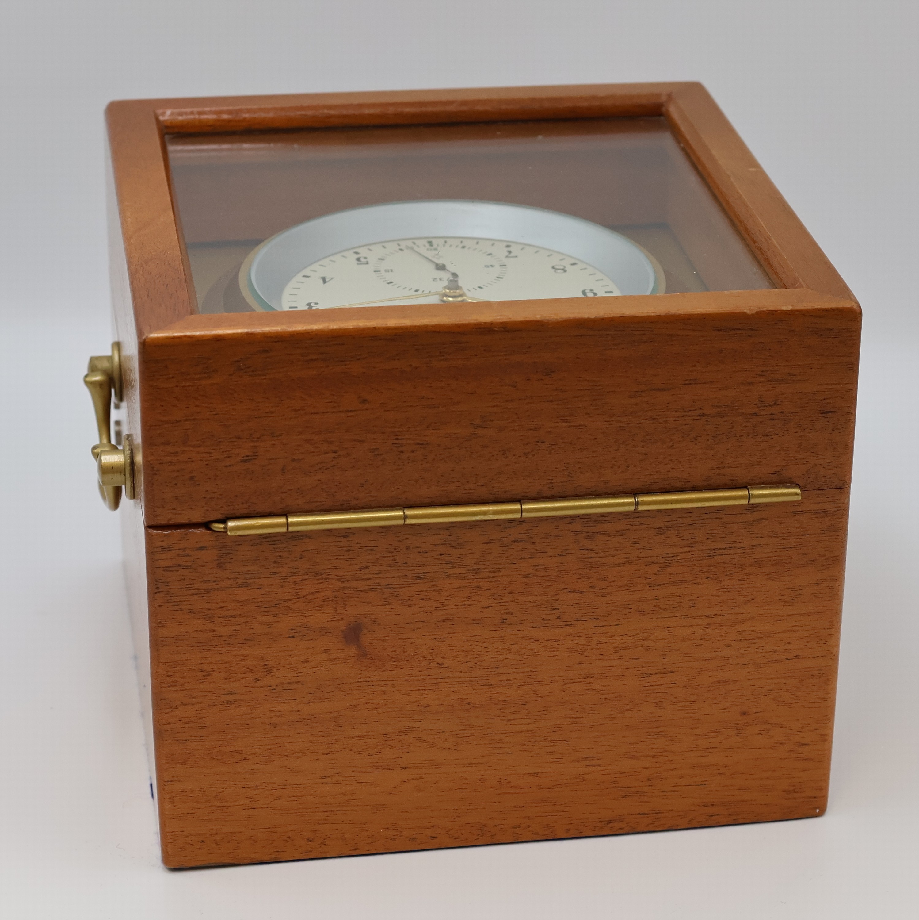 Detail d: GLASHÜTTE Quarz Marinechronometer Typ 1-71, DDR um 1980, 2-tlg. Mahagoni Box, Deckel verglast, seitl. Tragegriffe, lack. Aluminium-Lünette, ...