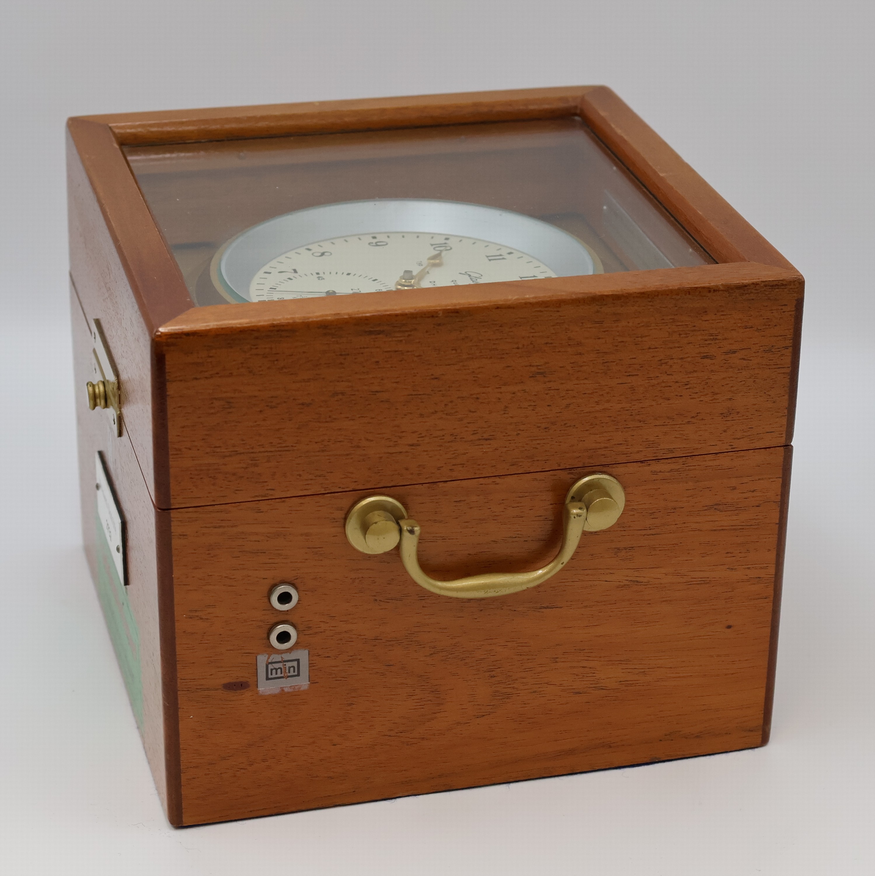 Detail e: GLASHÜTTE Quarz Marinechronometer Typ 1-71, DDR um 1980, 2-tlg. Mahagoni Box, Deckel verglast, seitl. Tragegriffe, lack. Aluminium-Lünette, ...