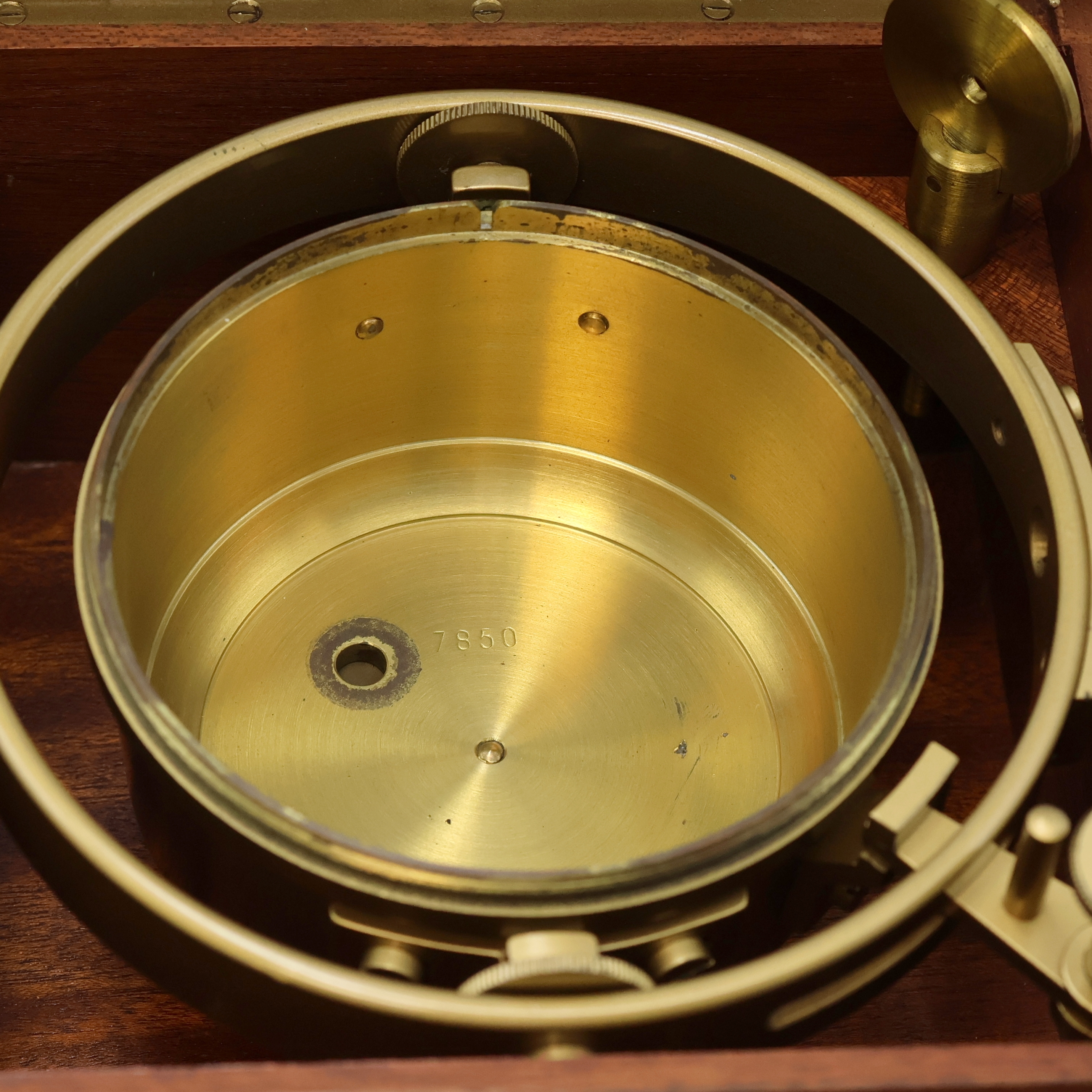 Detail d: GUB Marinechronometer mit original Transportbox und Gangschein, DDR um 1963, 2 -tlg. facett-vergl. Mahagoni-Box, seitl. Tragegriffe, kardanisch ...