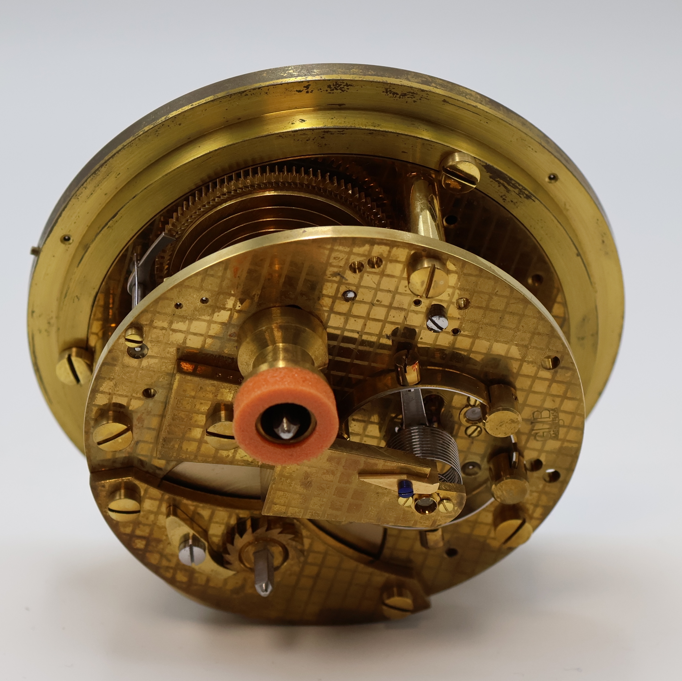 Detail e: GUB Marinechronometer mit original Transportbox und Gangschein, DDR um 1963, 2 -tlg. facett-vergl. Mahagoni-Box, seitl. Tragegriffe, kardanisch ...