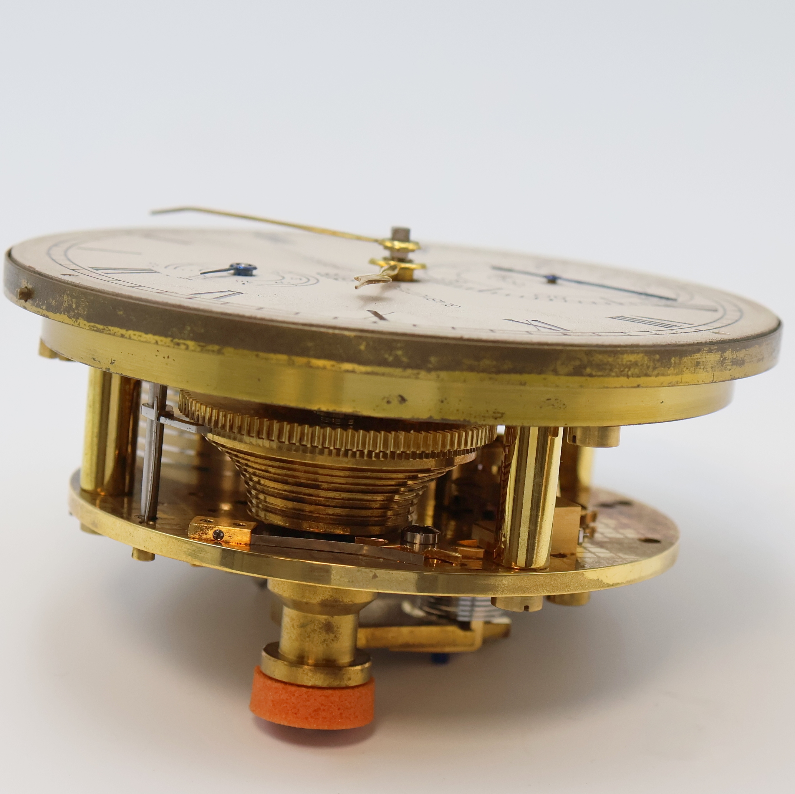 Detail f: GUB Marinechronometer mit original Transportbox und Gangschein, DDR um 1963, 2 -tlg. facett-vergl. Mahagoni-Box, seitl. Tragegriffe, kardanisch ...