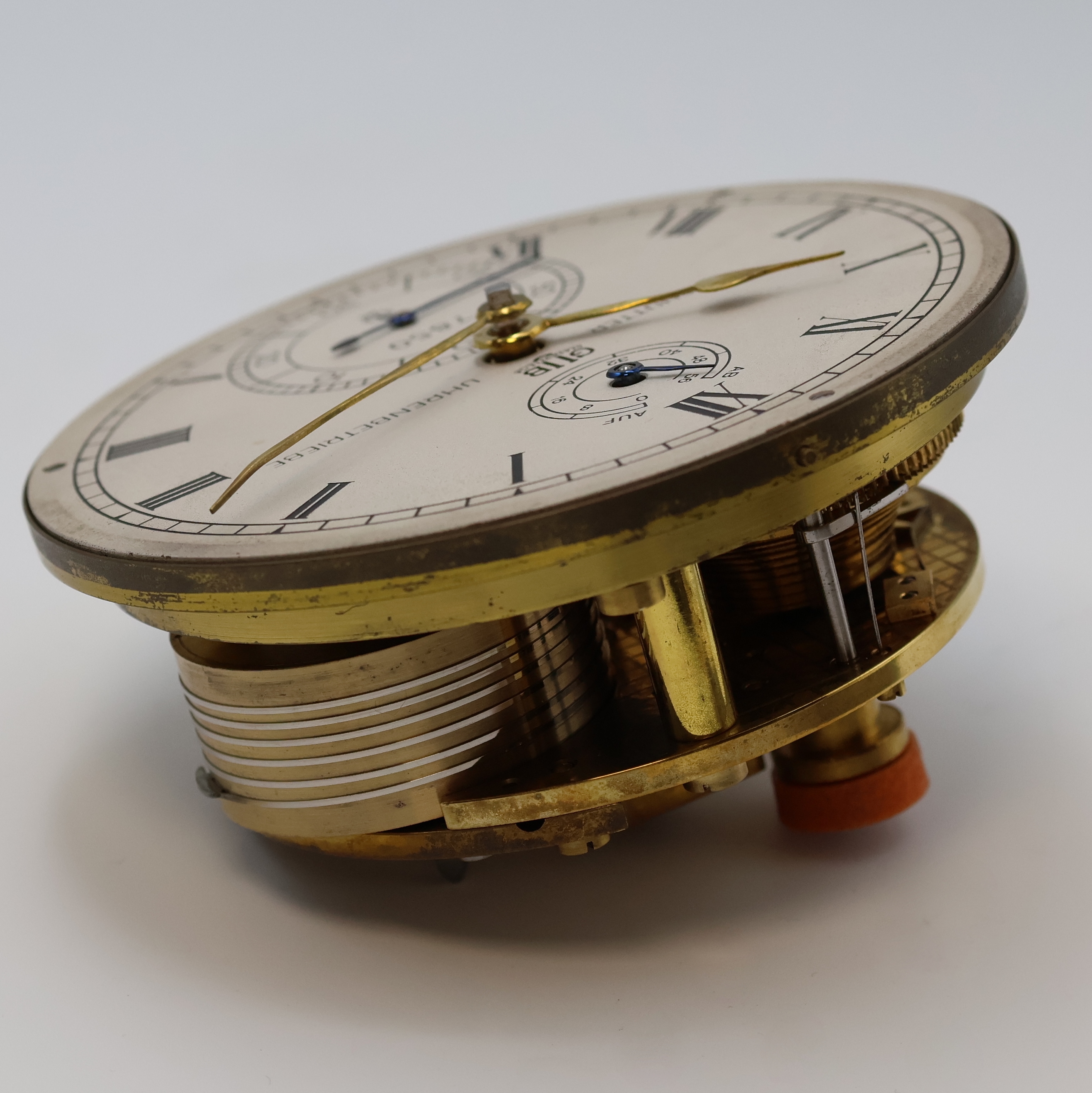 Detail g: GUB Marinechronometer mit original Transportbox und Gangschein, DDR um 1963, 2 -tlg. facett-vergl. Mahagoni-Box, seitl. Tragegriffe, kardanisch ...