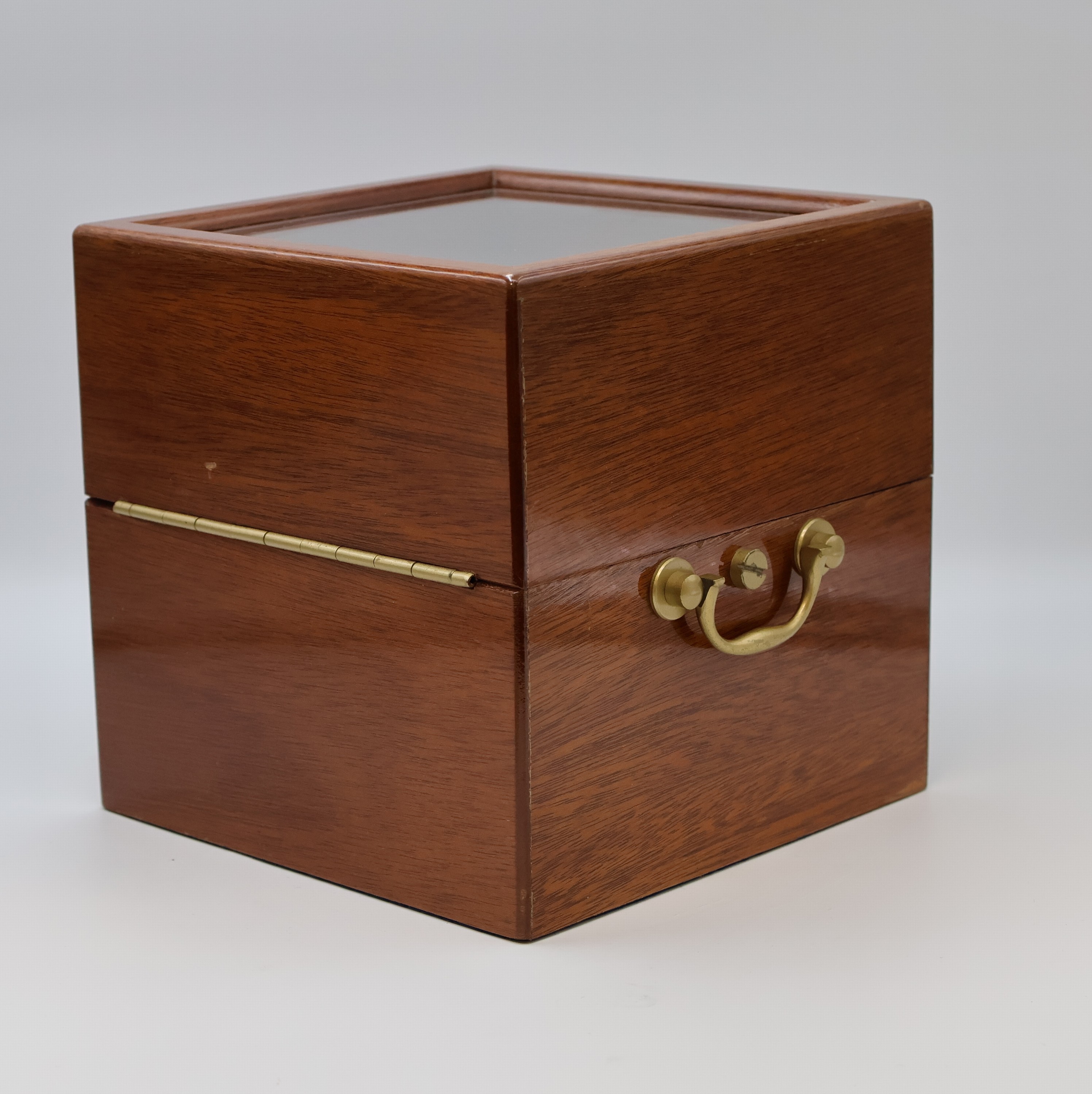 Detail i: GUB Marinechronometer mit original Transportbox und Gangschein, DDR um 1963, 2 -tlg. facett-vergl. Mahagoni-Box, seitl. Tragegriffe, kardanisch ...