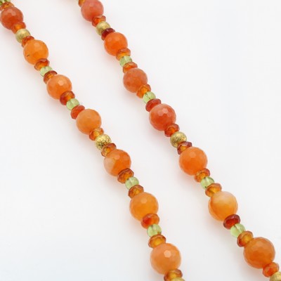 27021602a - Kette aus Carneolen und Peridots, Schließe und Zwischenteile Silber verg., L. ca. 46 cm
