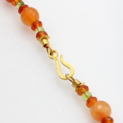 27021602b - Kette aus Carneolen und Peridots, Schließe und Zwischenteile Silber verg., L. ca. 46 cm