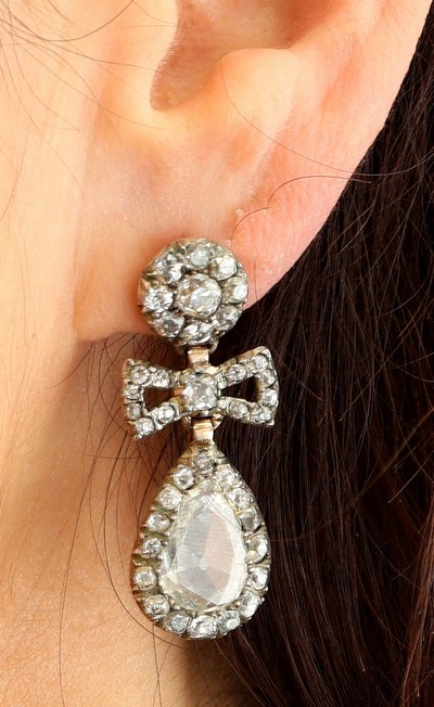 27021633f - Paar 14 kt Gold Diamant-Ohrgehänge, um 1790- 1810, RG 585/000 und Silber, 2 ...