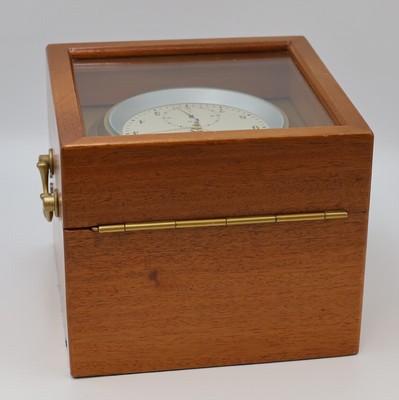 27021639d - GLASHÜTTE Quarz Marinechronometer Typ 1-71, DDR um 1980, 2-tlg. Mahagoni Box, Deckel ...