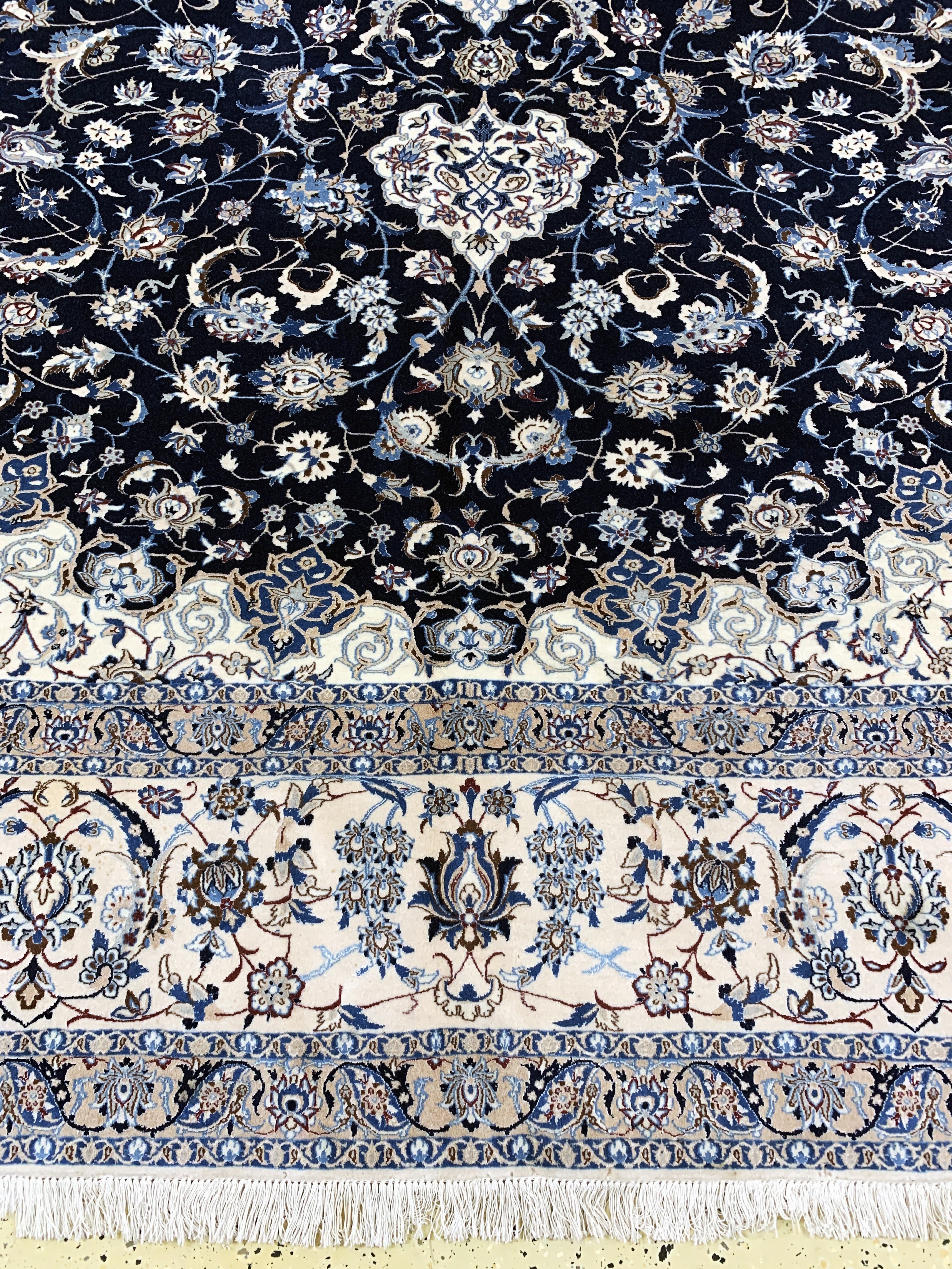 Detail b: Nain fein(6 La), Persien, signiert"Habibian, Ende 20.Jhd, Korkwolle mit Seide, ca. 396 x 294 cm, ca. 1,0 Mio. Kn/qm, Reinigungsbedürftig, EHZ: ...
